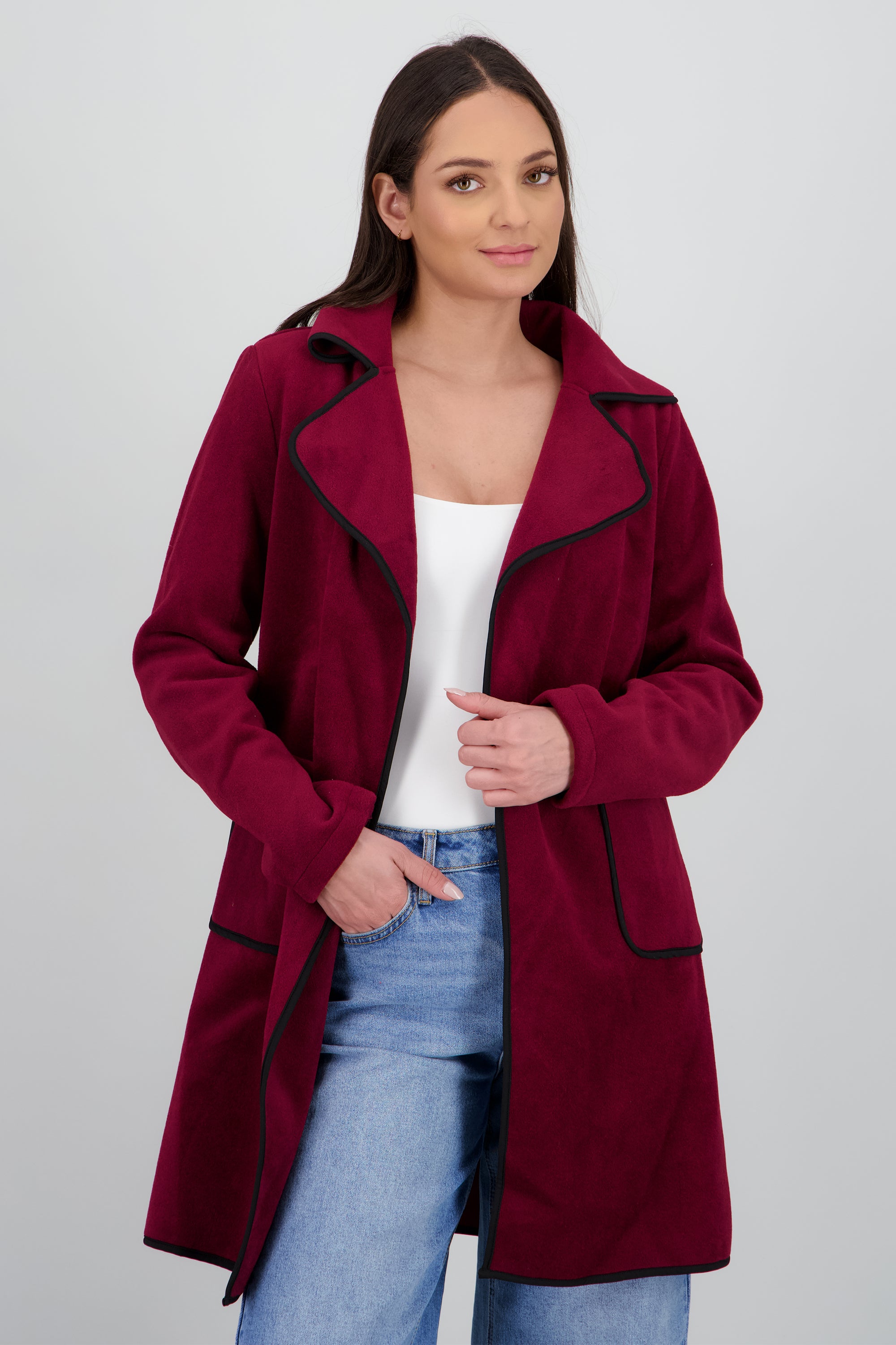 Abrigo corto detalle contraste laso VINO