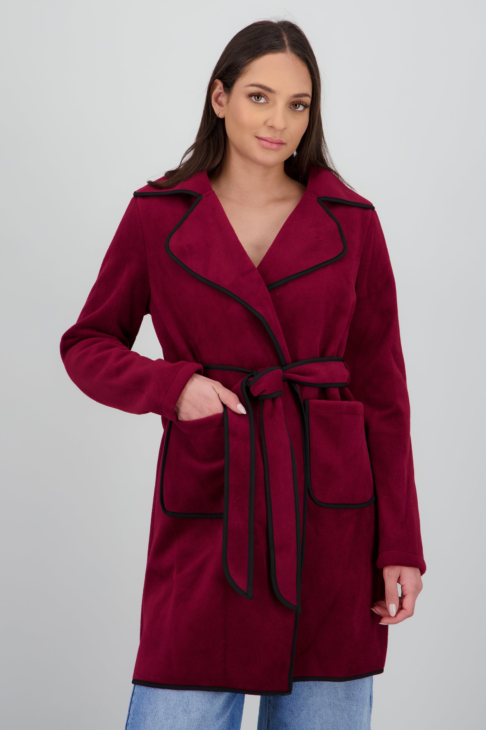 Abrigo corto detalle contraste laso VINO