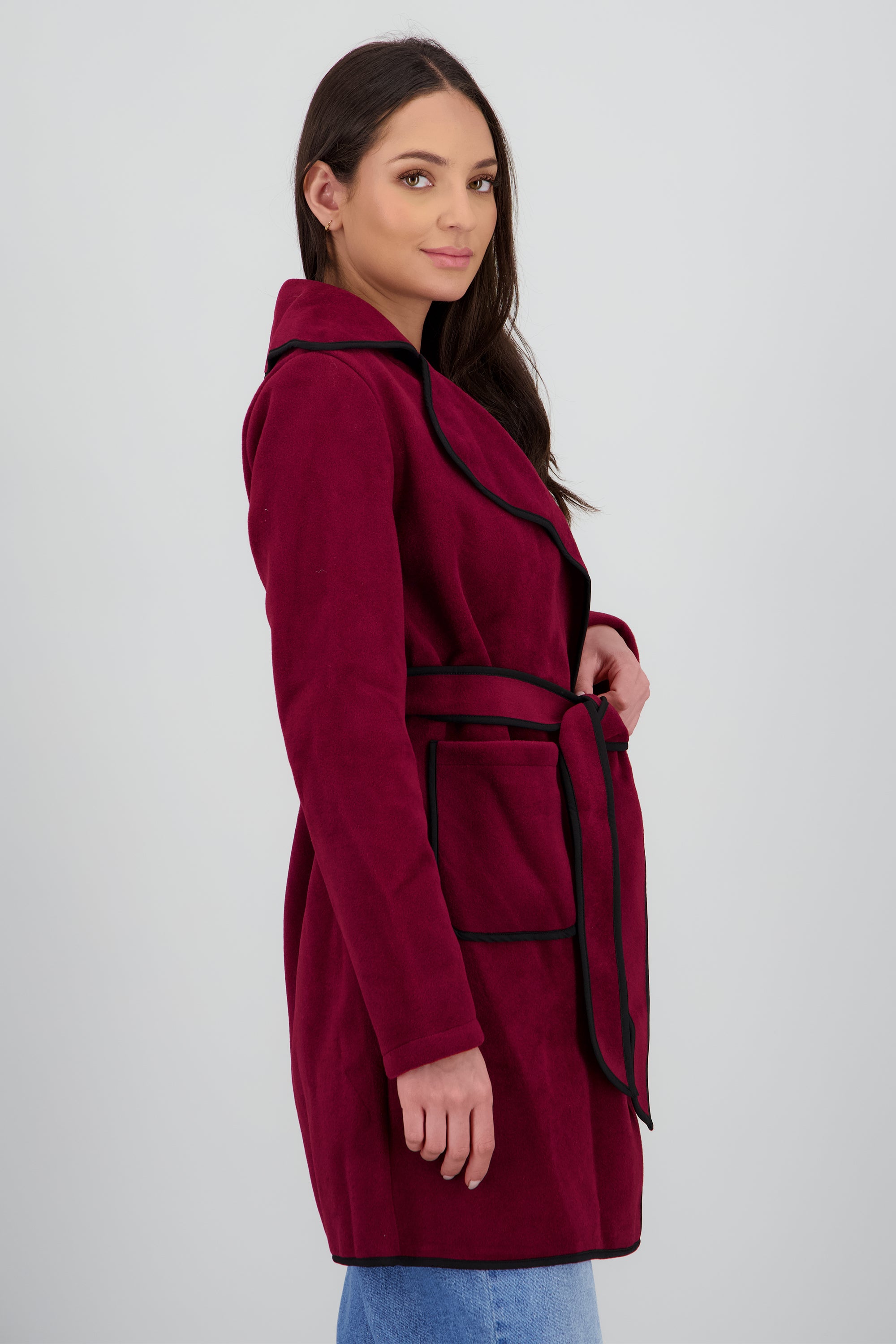 Abrigo corto detalle contraste laso VINO