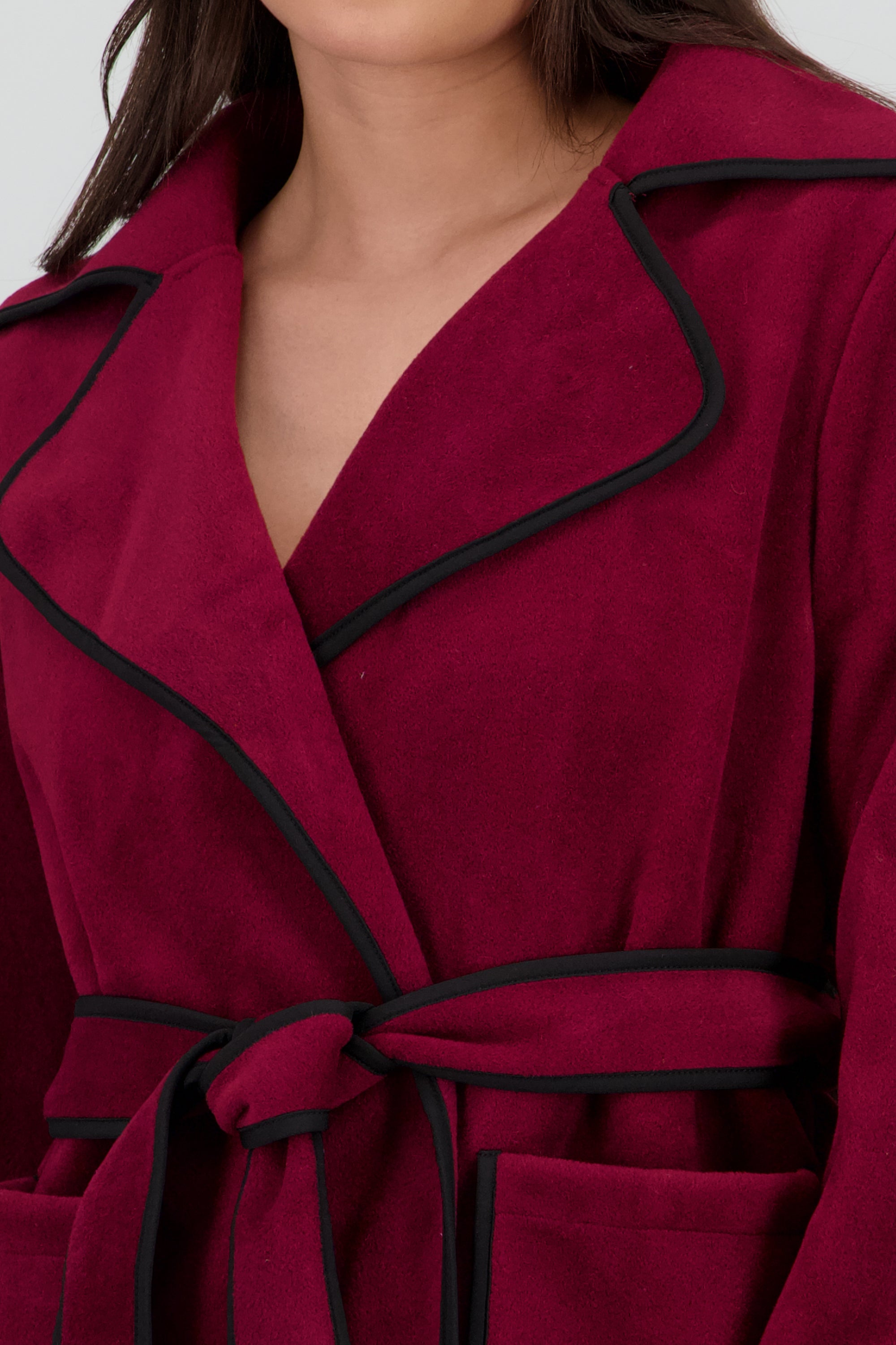 Abrigo corto detalle contraste laso VINO