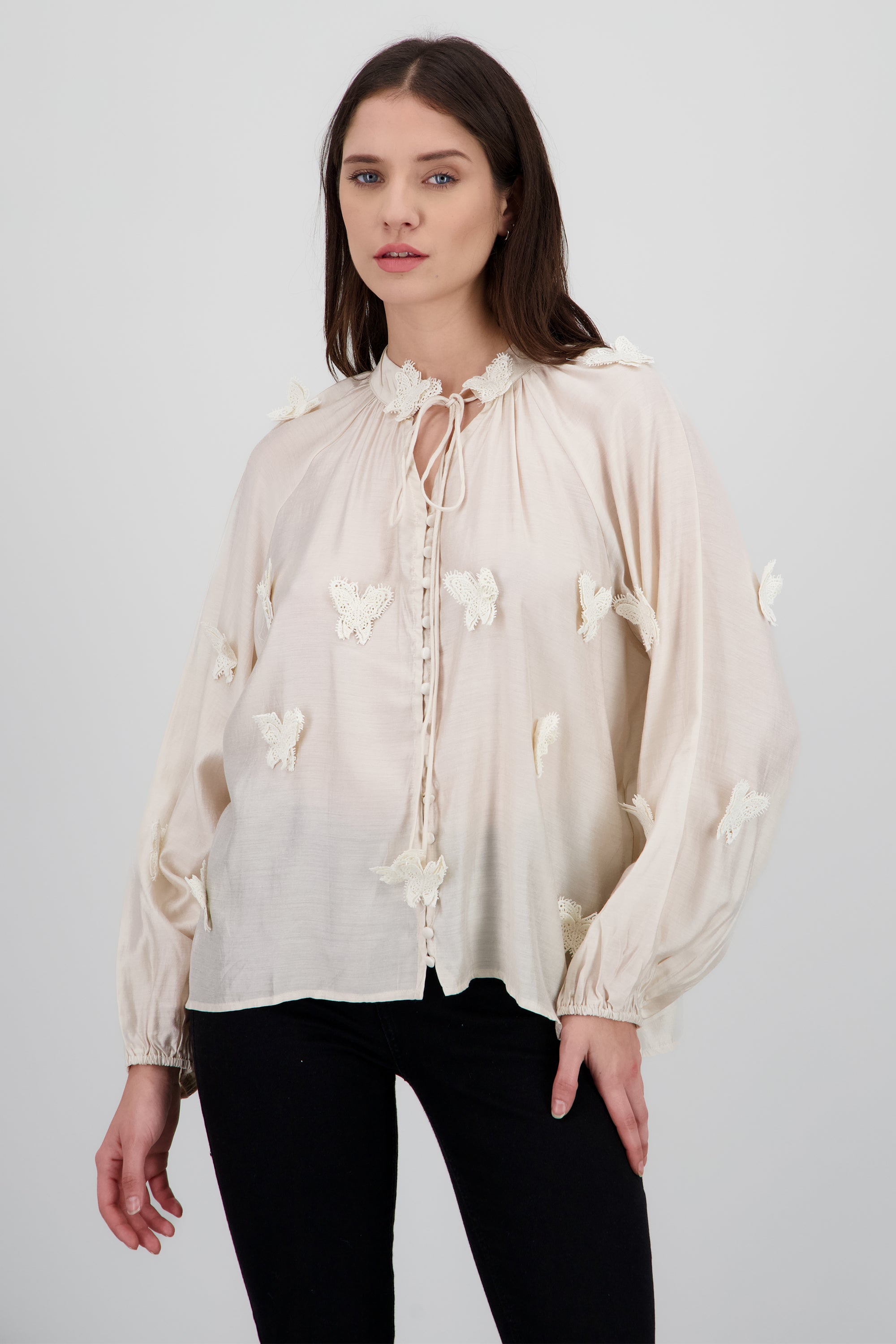 Blusa manga larga detalle mariposas 3d BEIGE