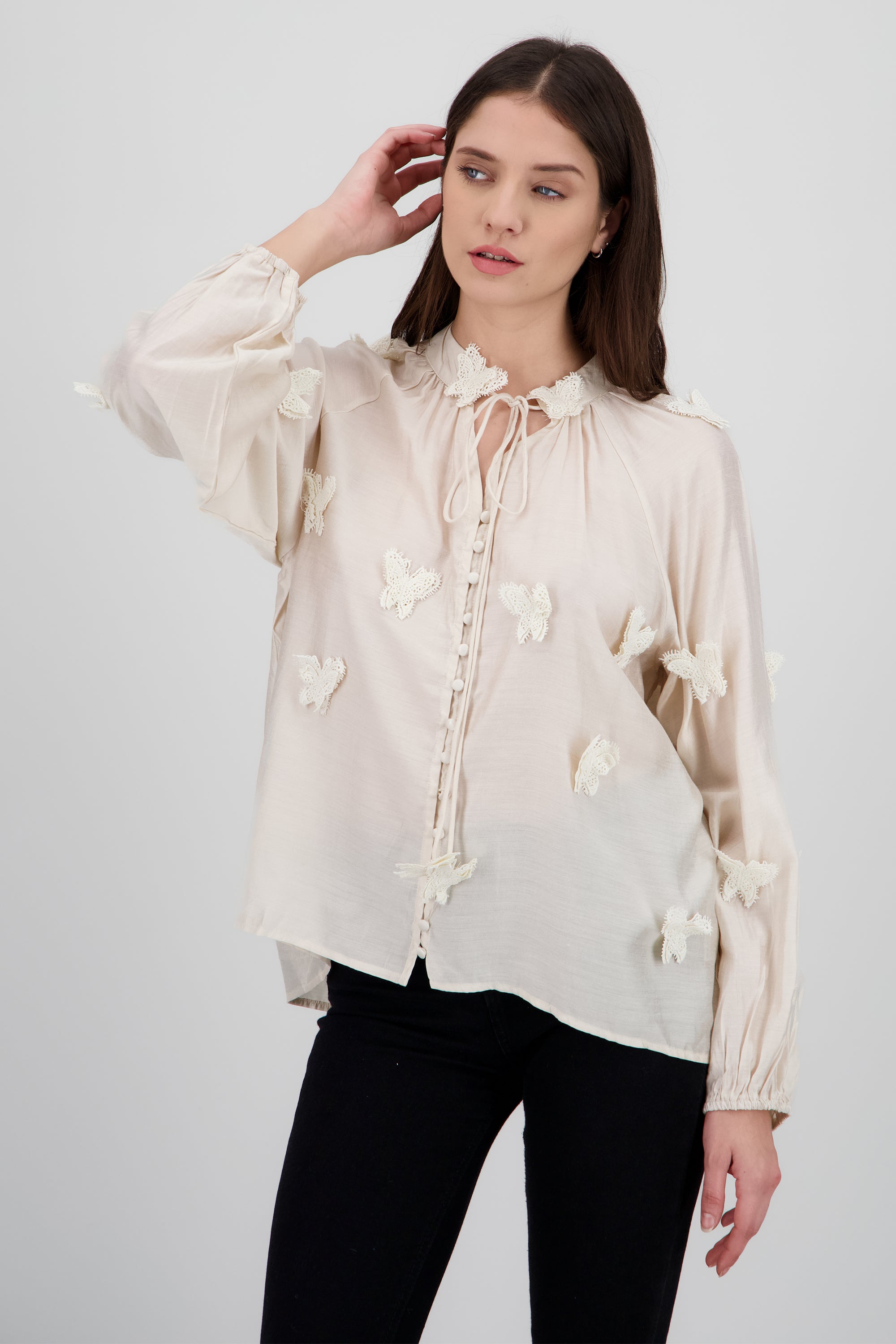 Blusa manga larga detalle mariposas 3d BEIGE
