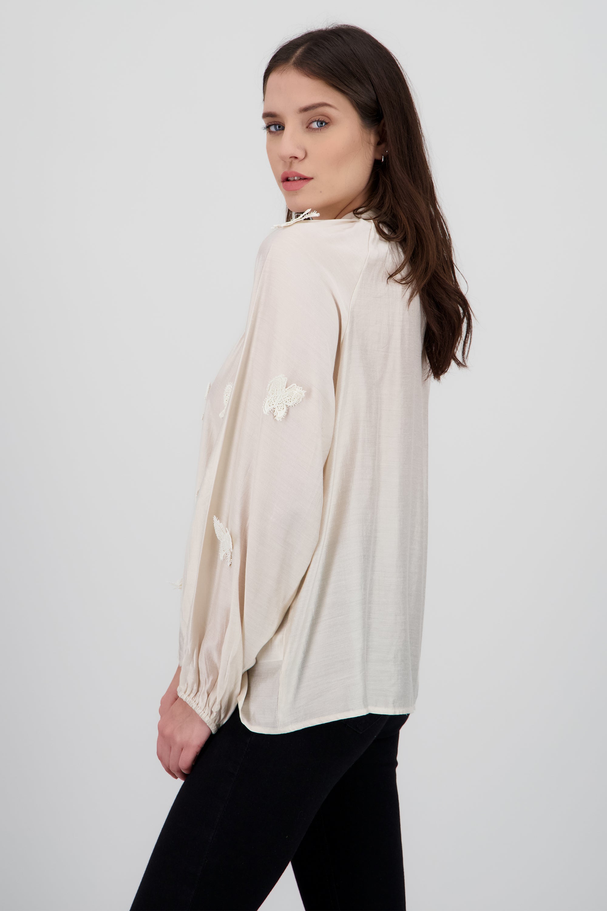 Blusa manga larga detalle mariposas 3d BEIGE