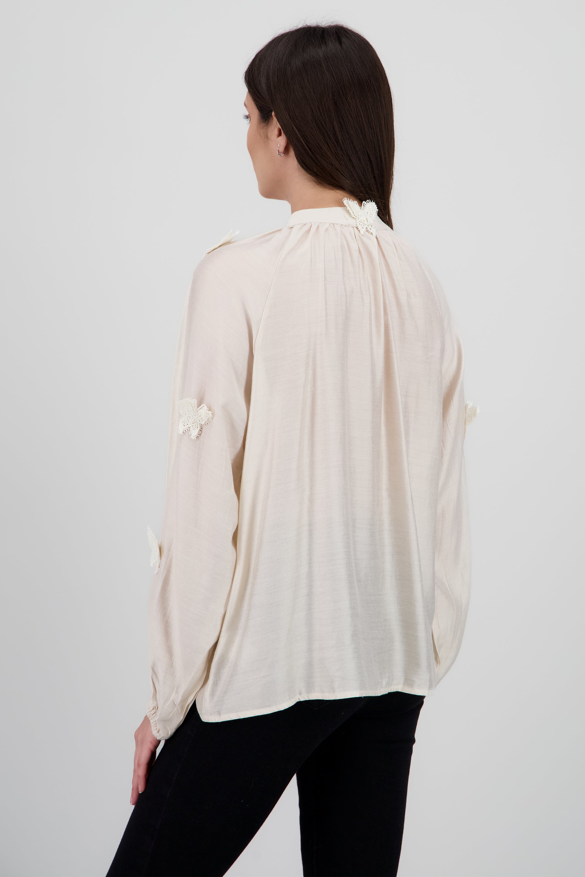 Blusa manga larga detalle mariposas 3d BEIGE
