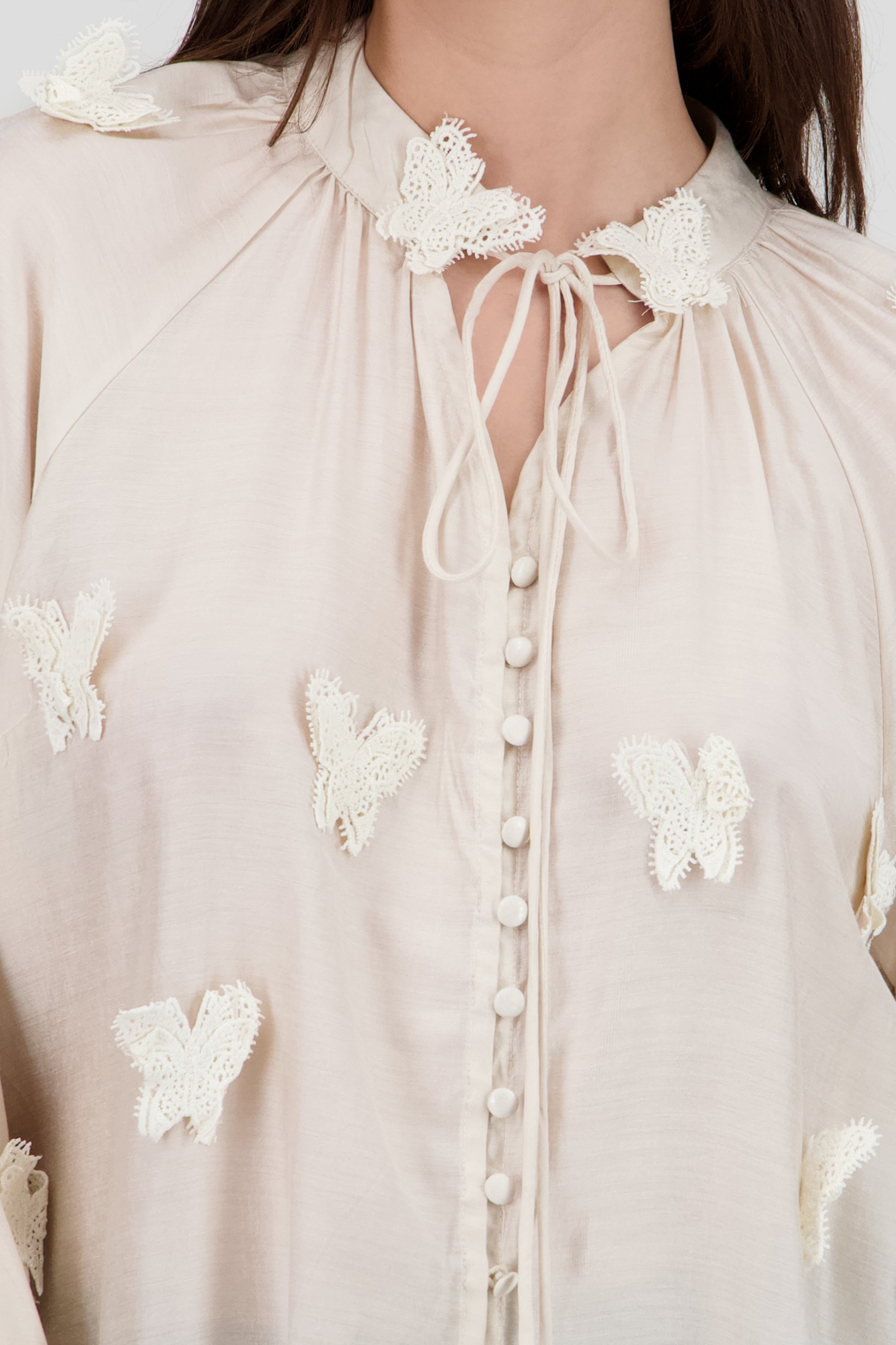 Blusa manga larga detalle mariposas 3d BEIGE