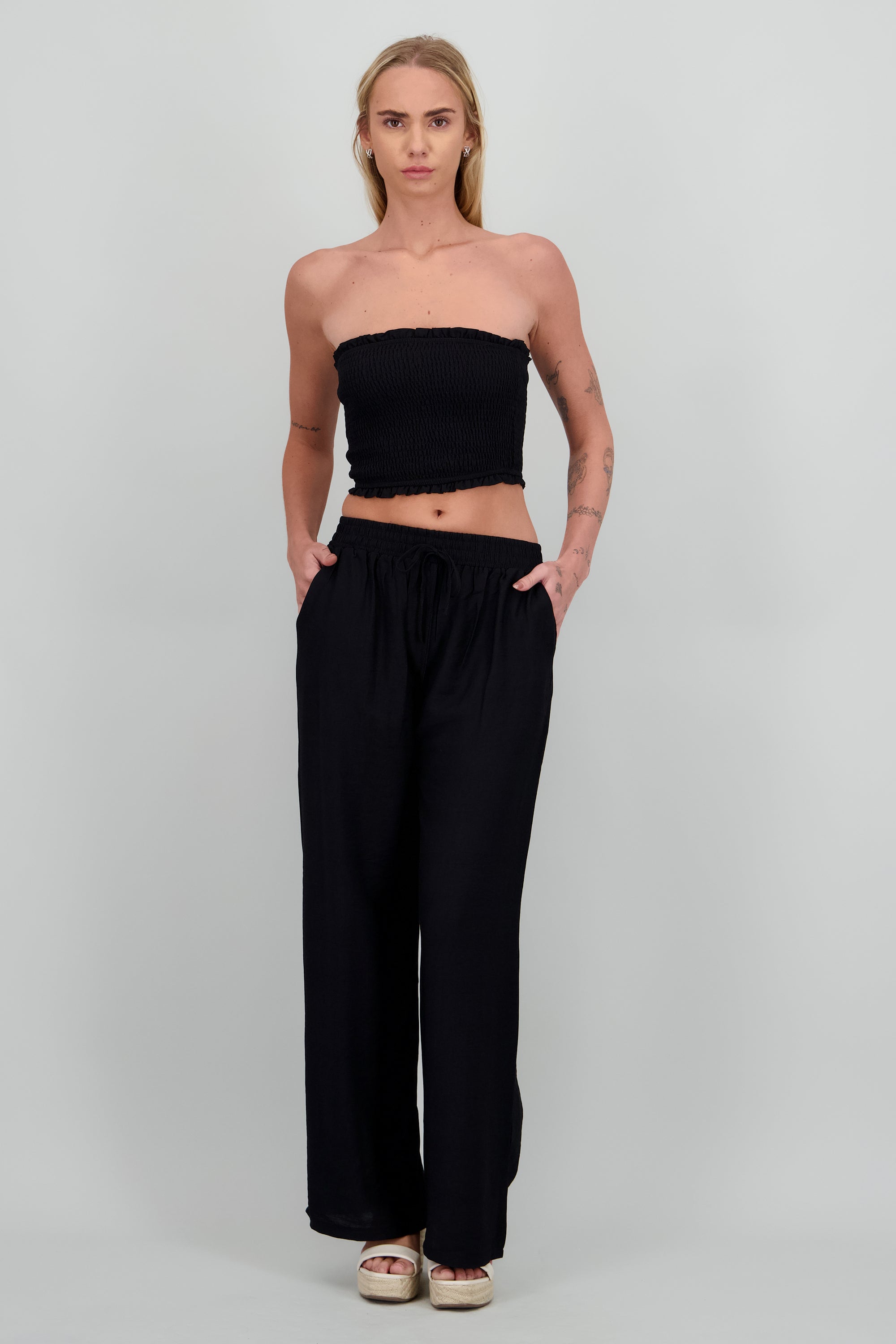 Pantalon amplio liso con resorte NEGRO