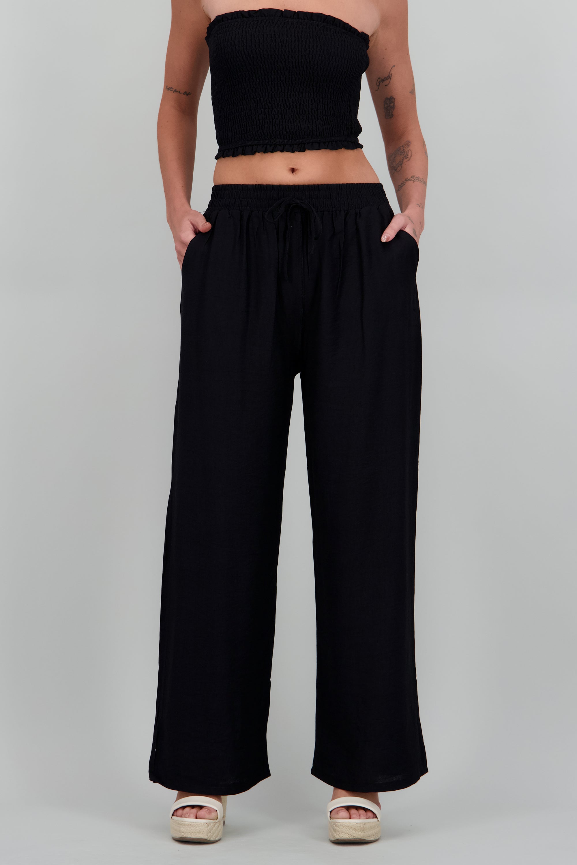 Pantalon amplio liso con resorte NEGRO