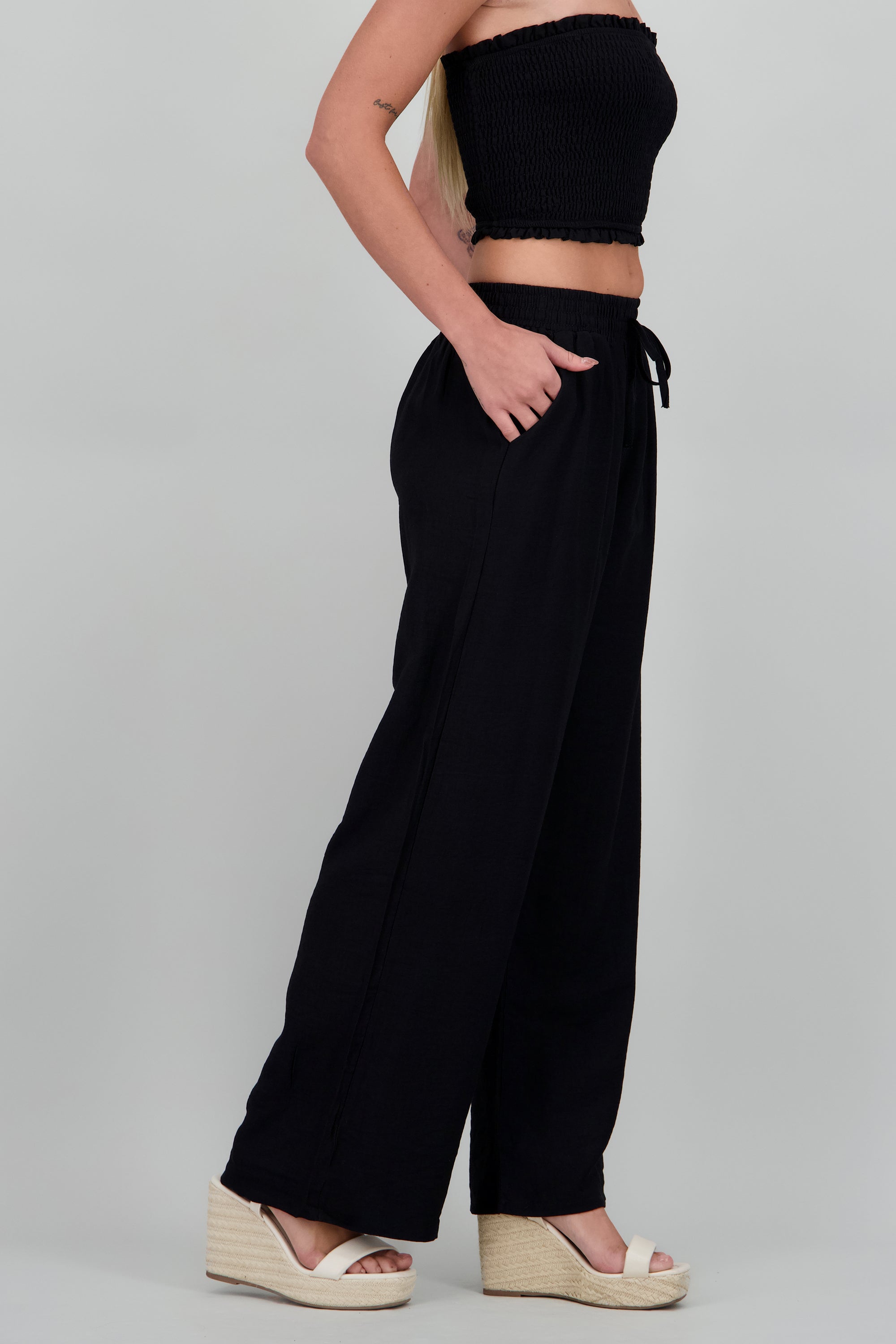 Pantalon amplio liso con resorte NEGRO