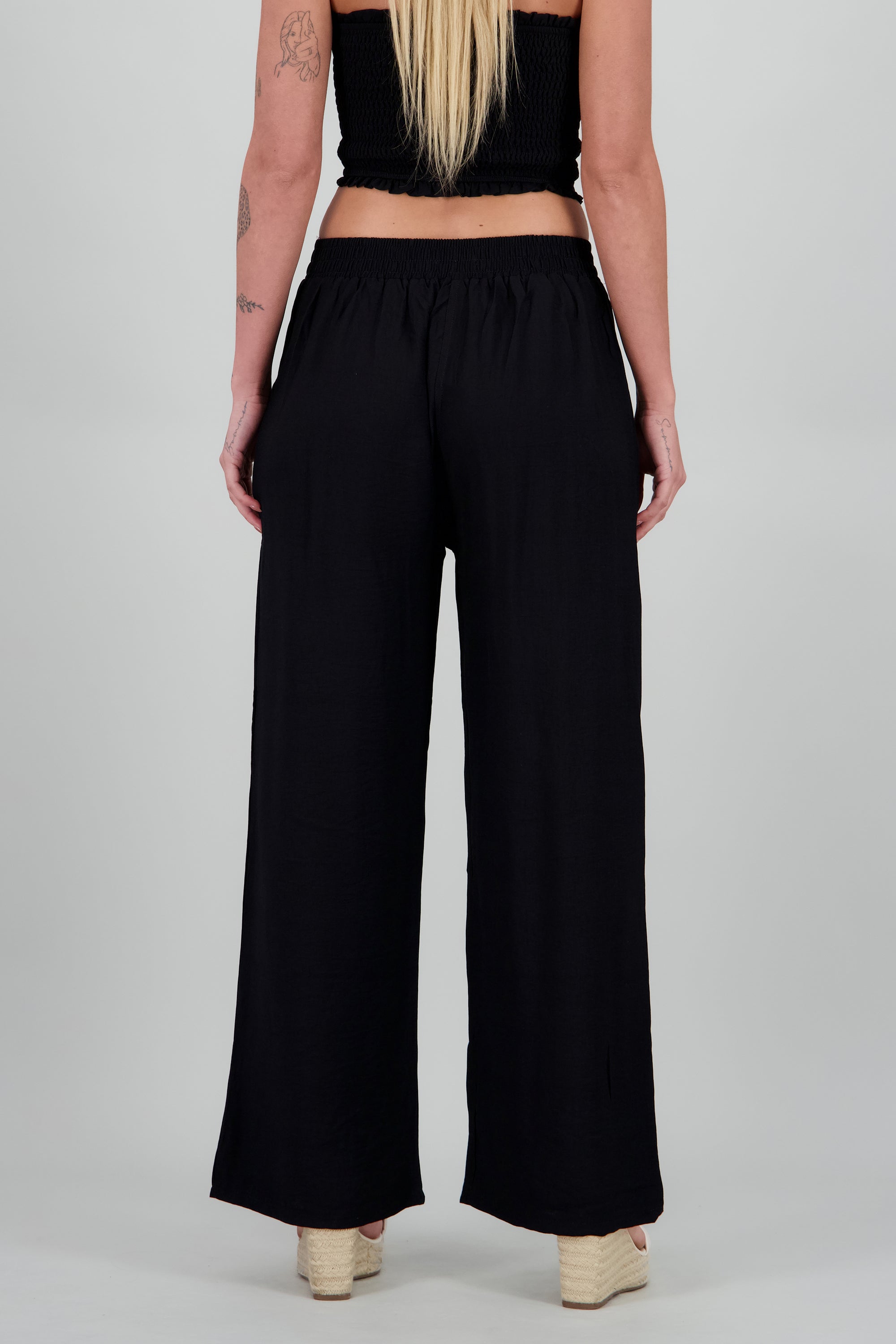 Pantalon amplio liso con resorte NEGRO