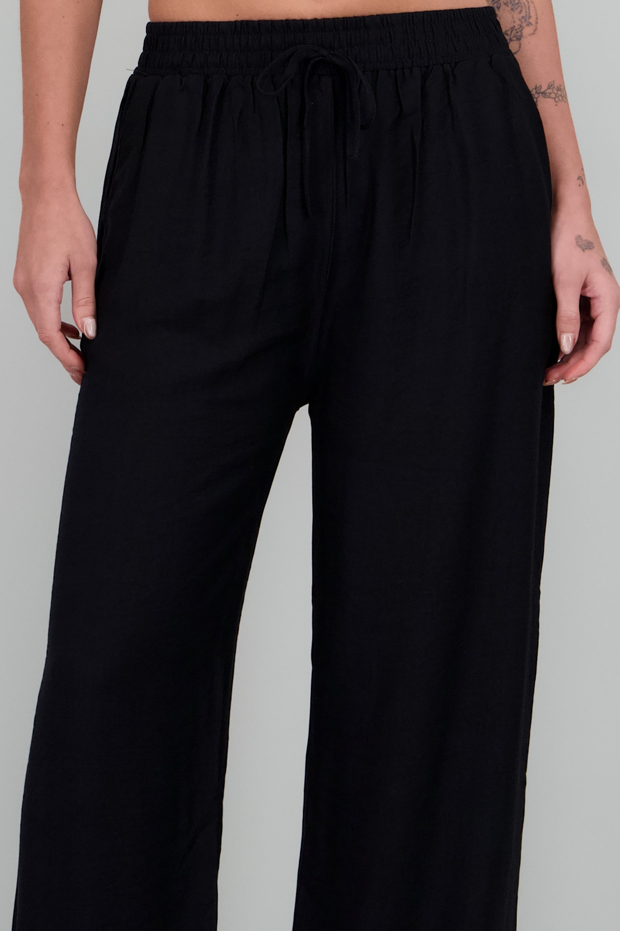 Pantalon amplio liso con resorte NEGRO