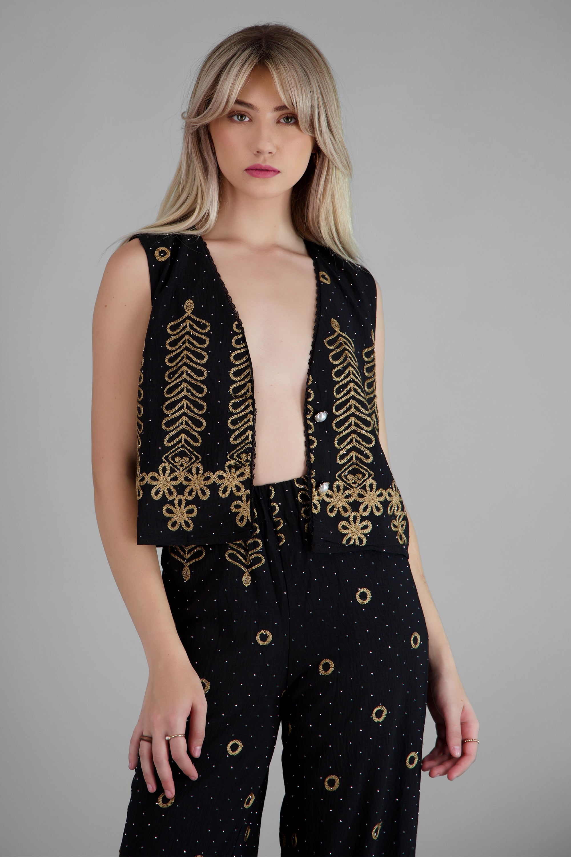 Chaleco corto detalle bordado NEGRO