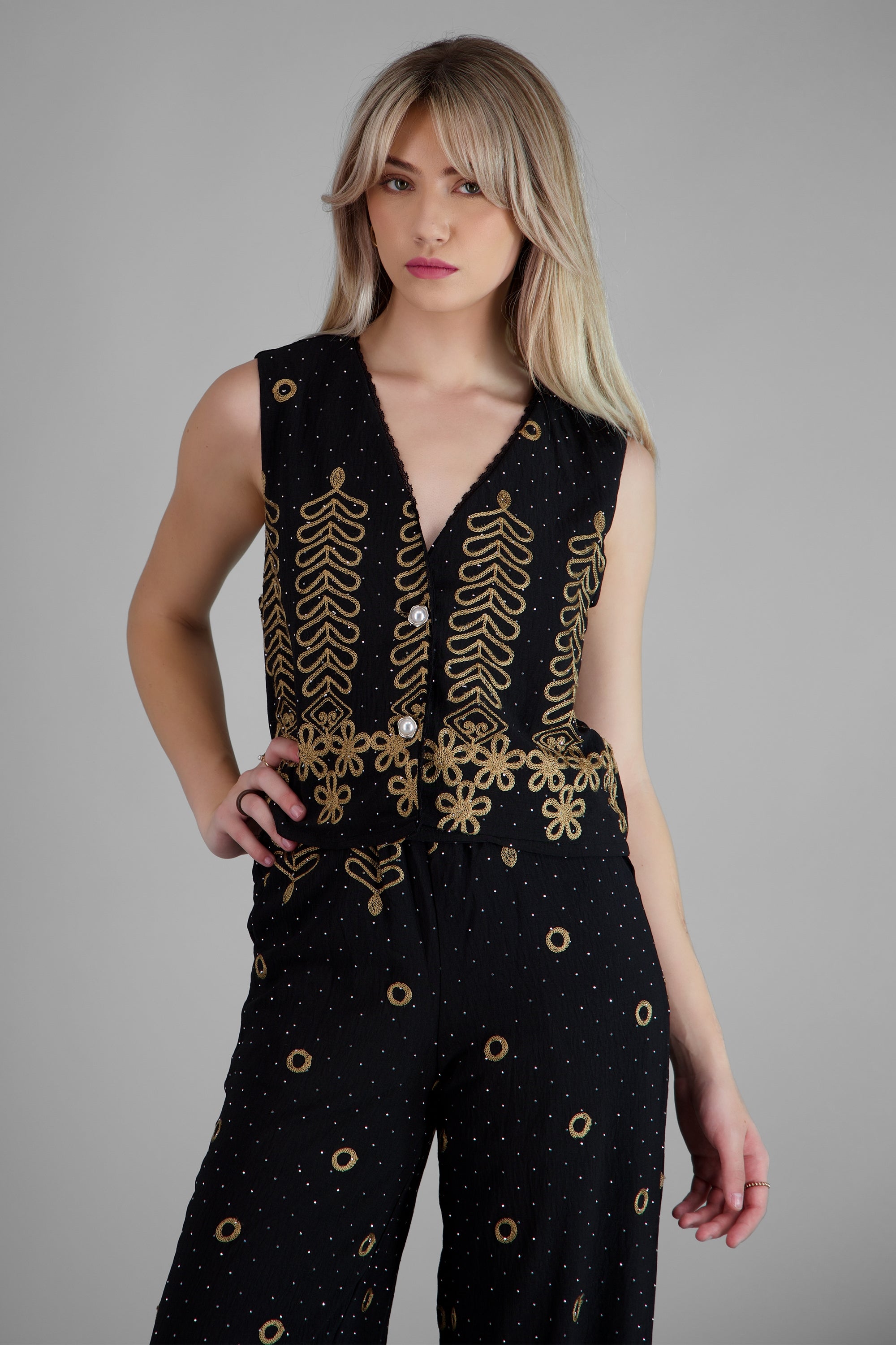 Chaleco corto detalle bordado NEGRO