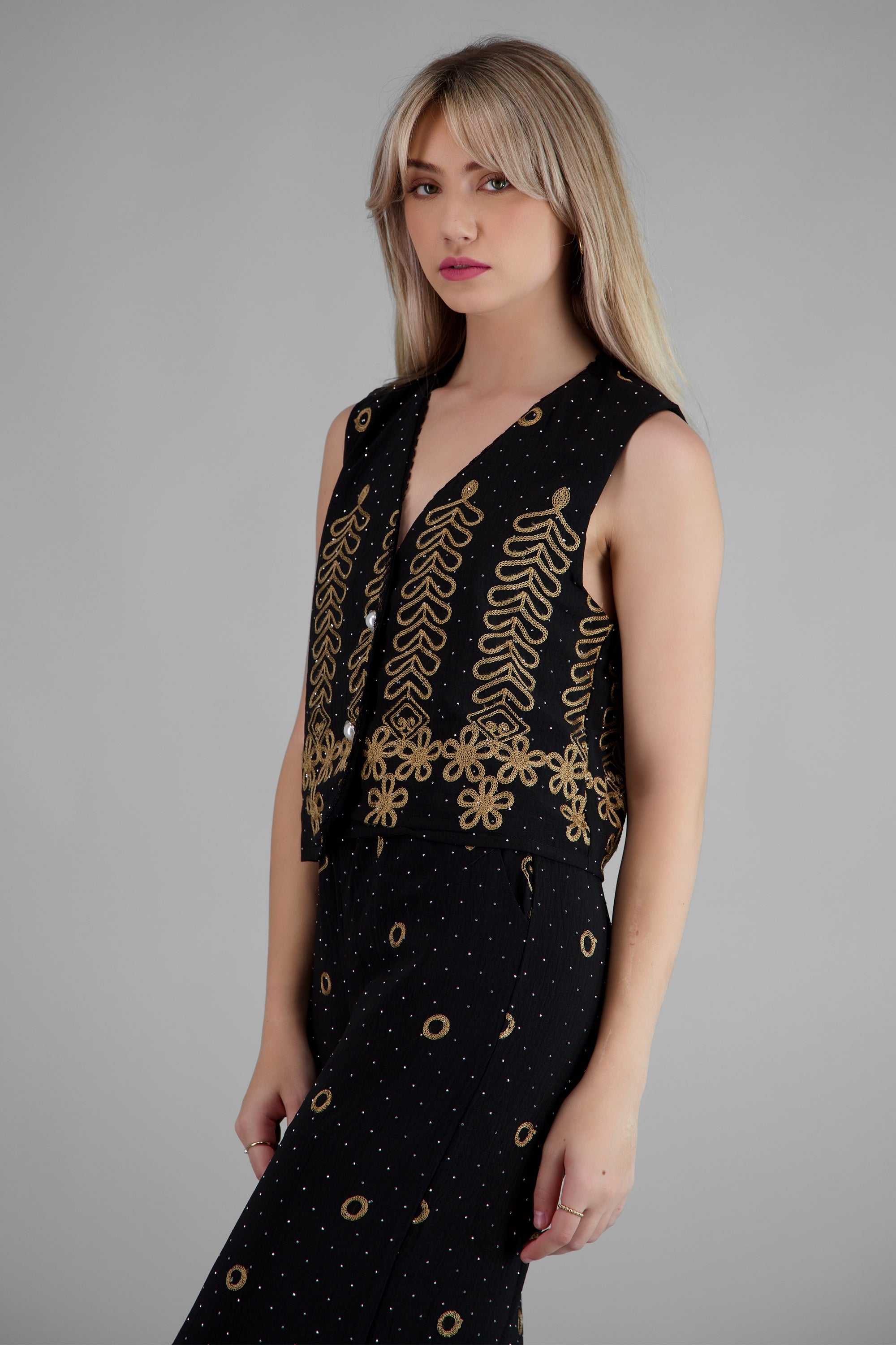 Chaleco corto detalle bordado NEGRO