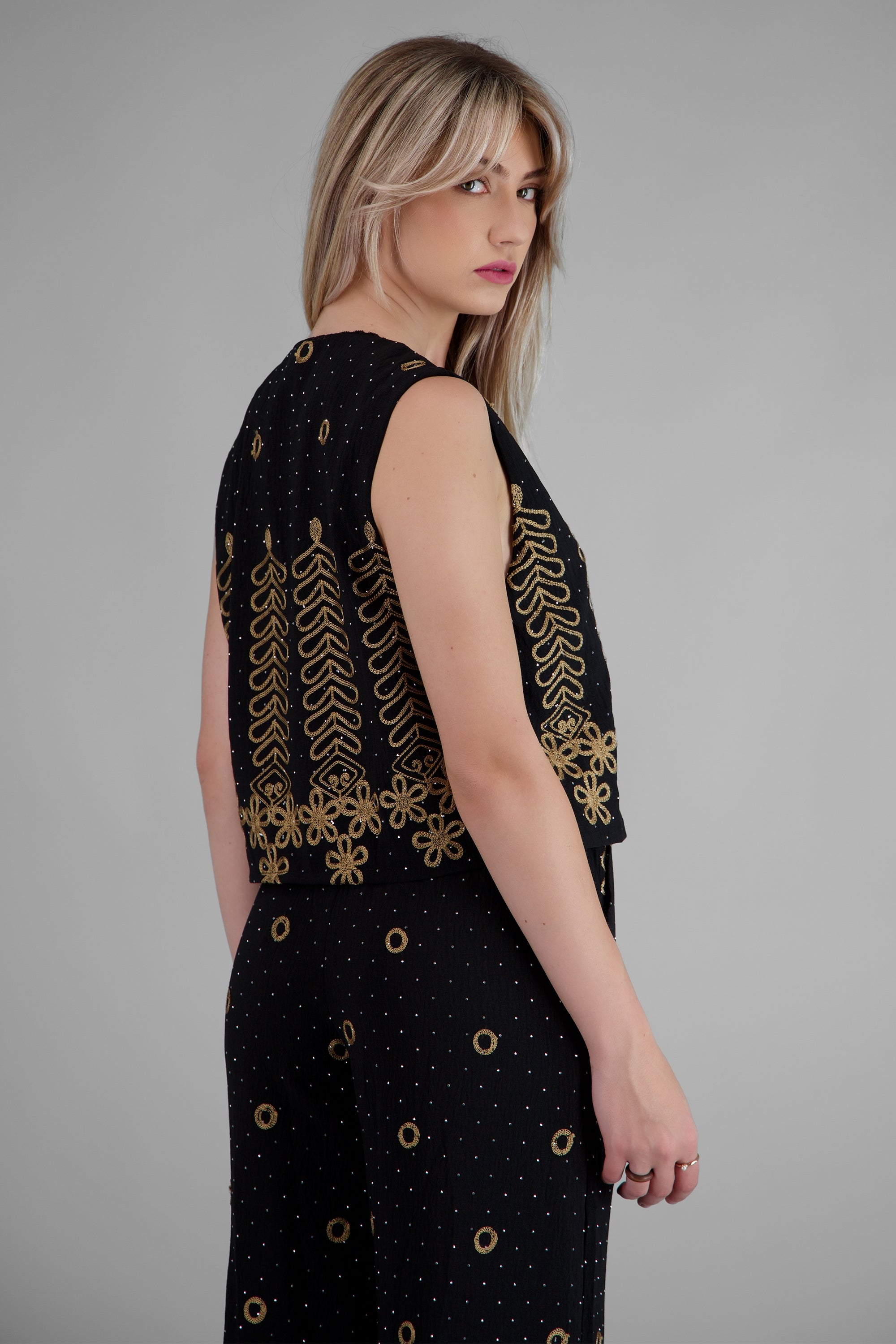 Chaleco corto detalle bordado NEGRO