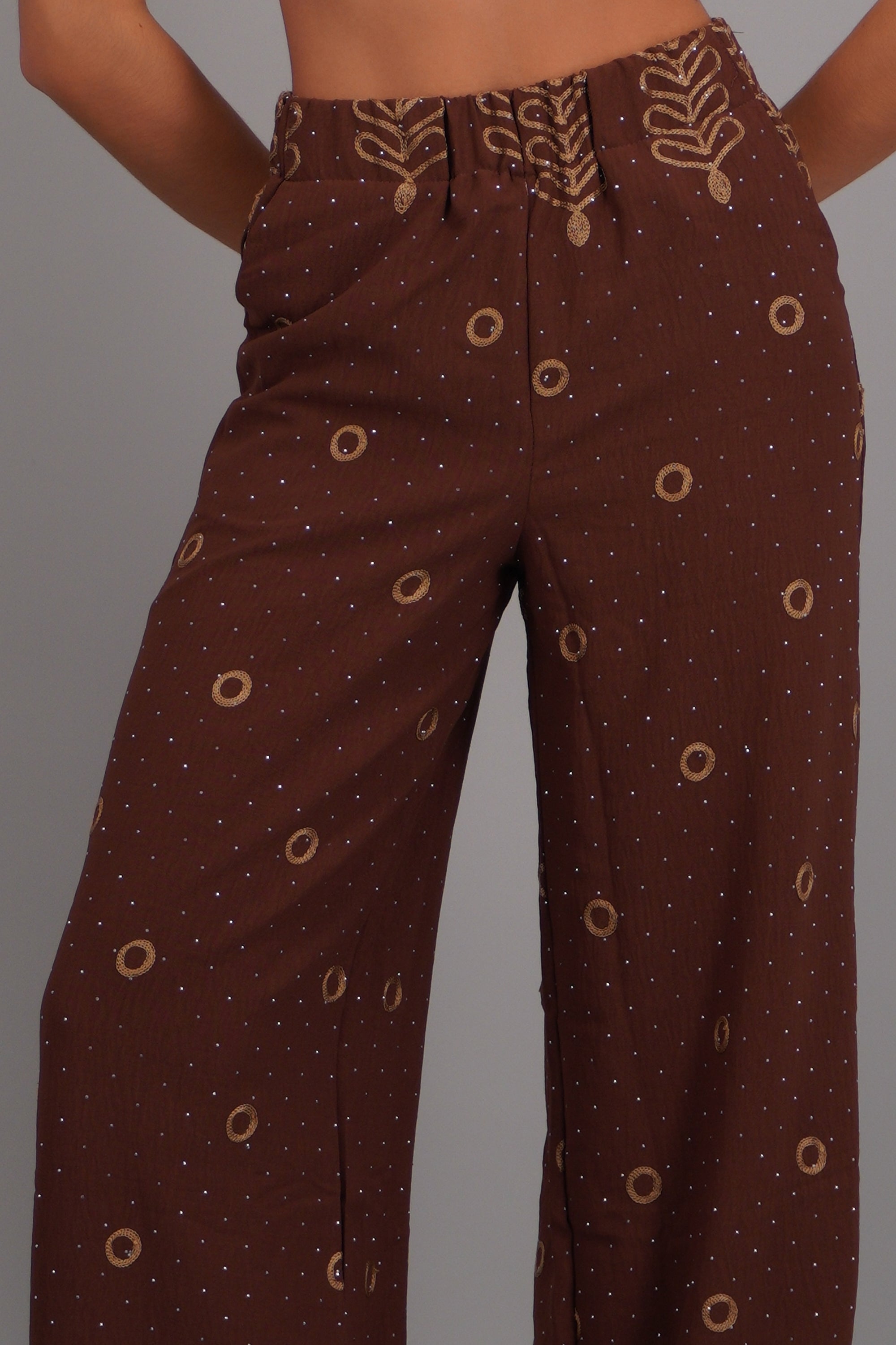 Pantalon recto detalle bordado CAFE