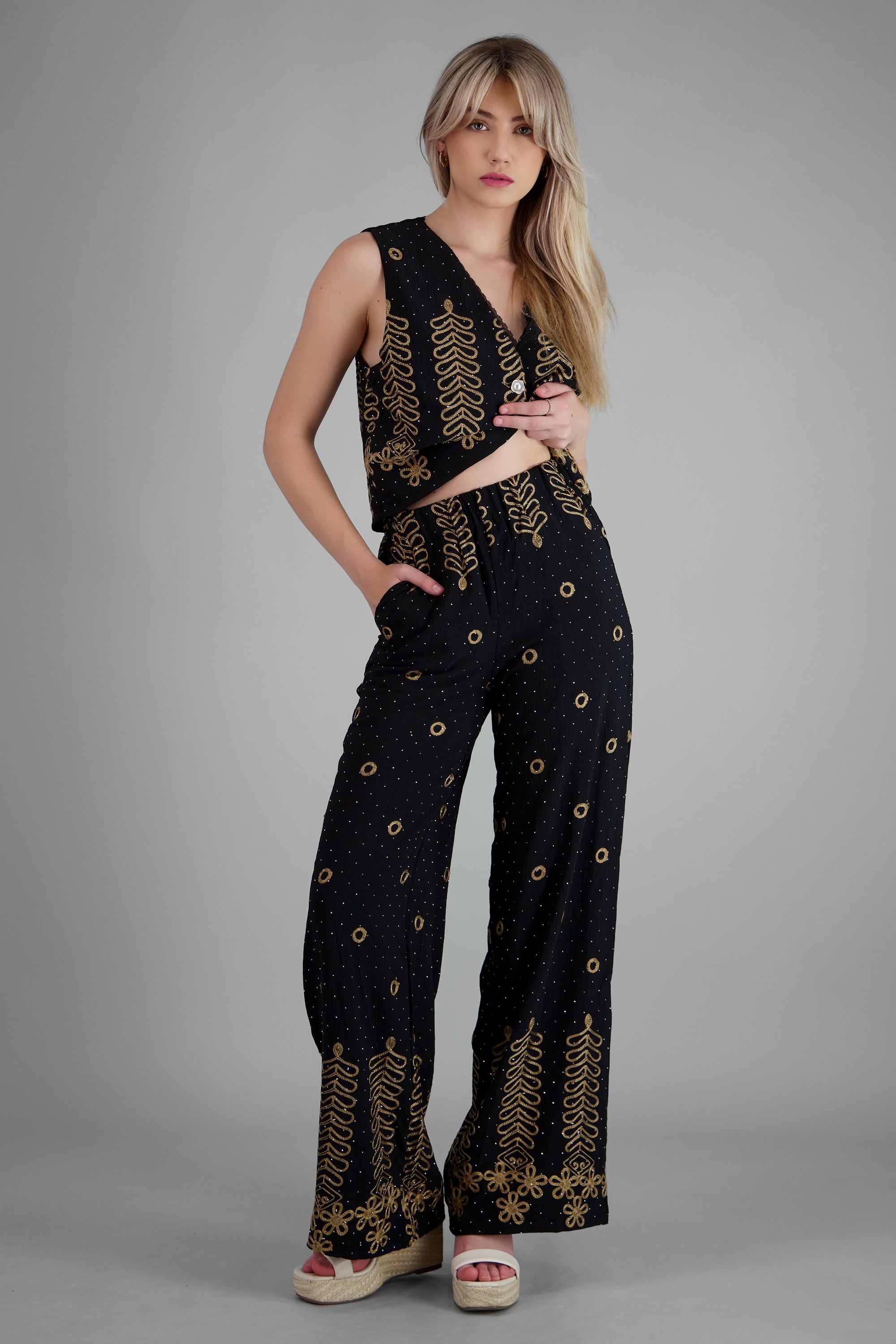 Pantalon recto detalle bordado NEGRO