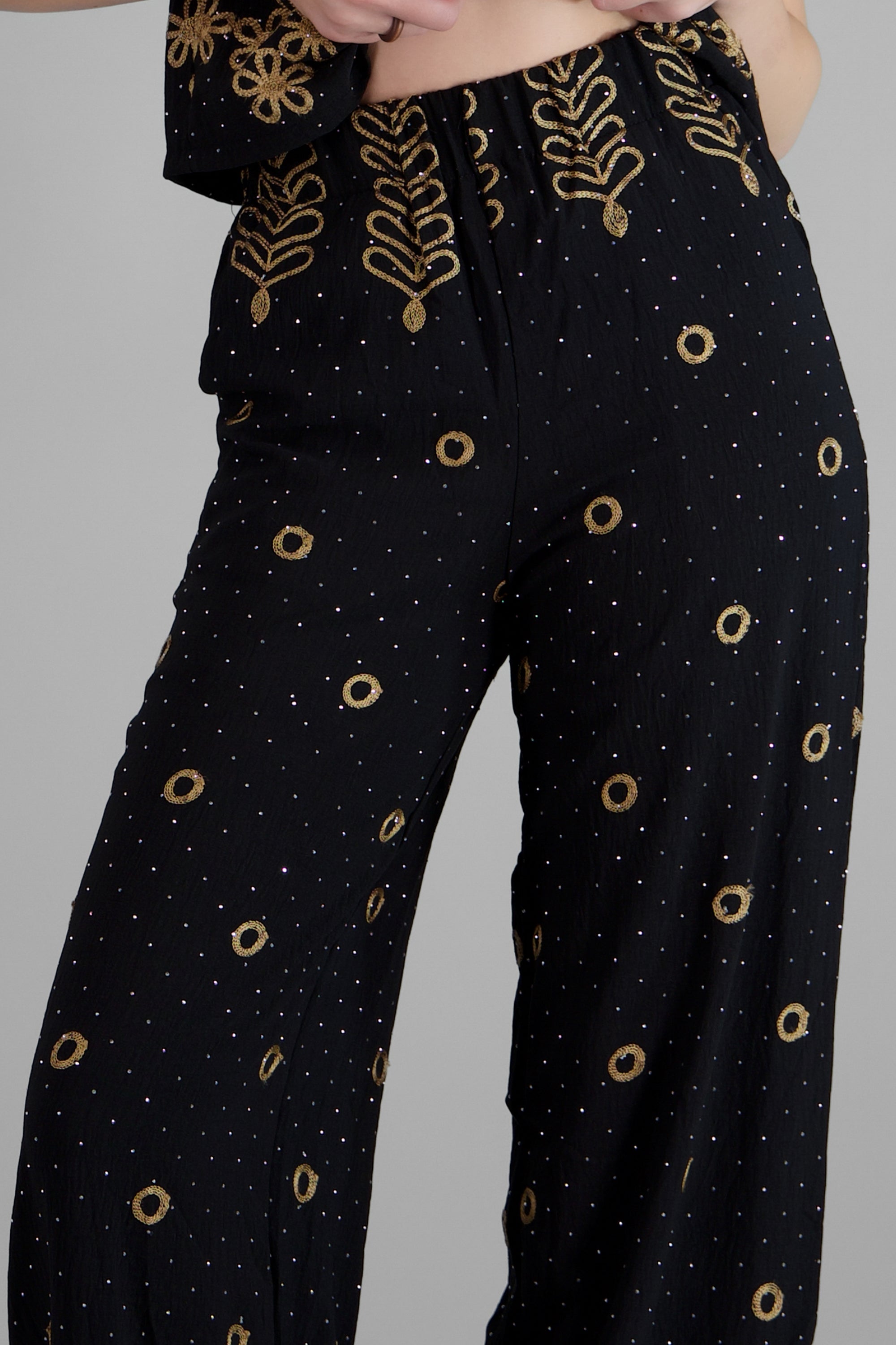 Pantalon recto detalle bordado NEGRO