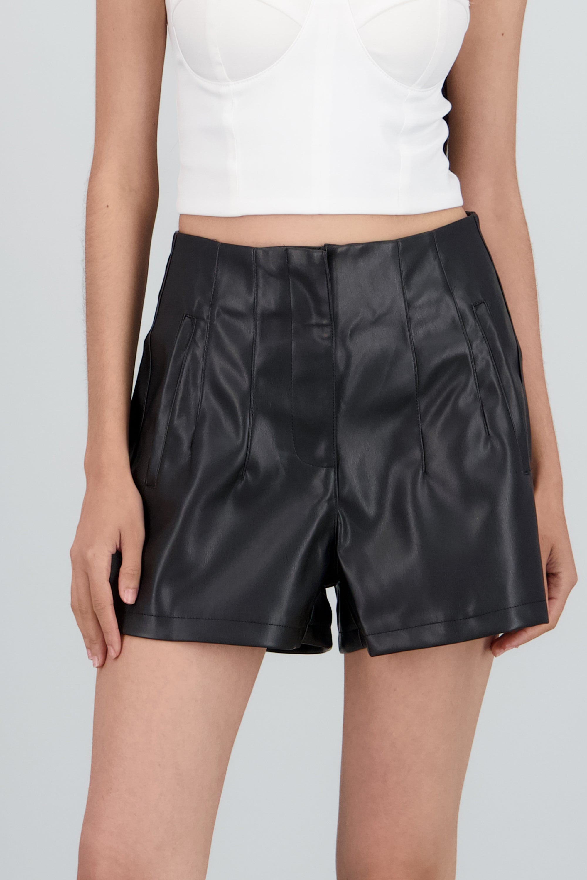 Short mini pu detalle pinzas NEGRO