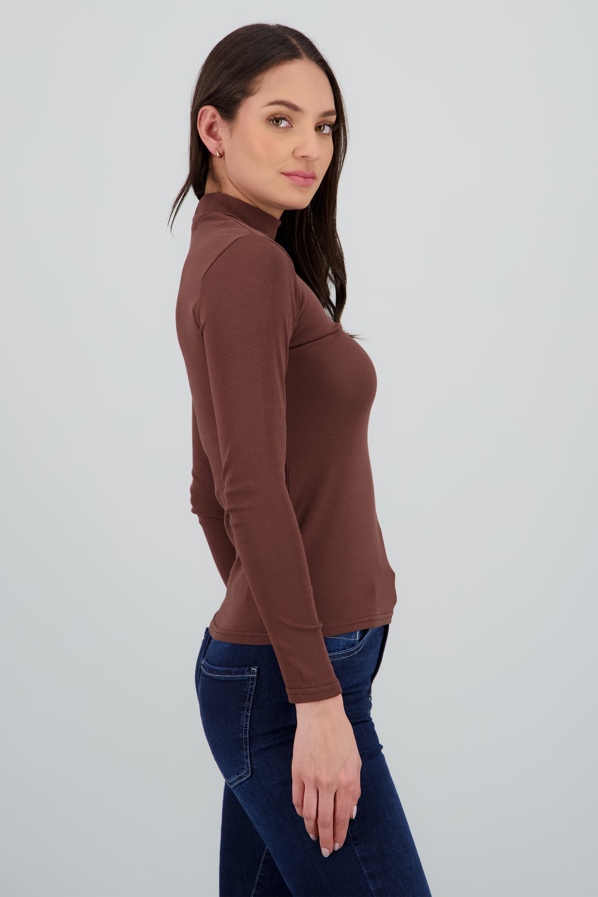 Top liso manga larga cuello alto CHOCOLATE
