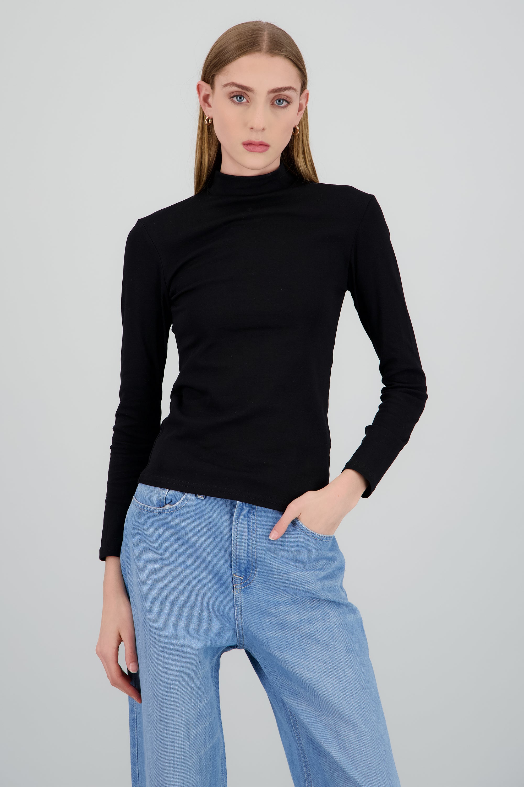 Top liso manga larga cuello alto NEGRO