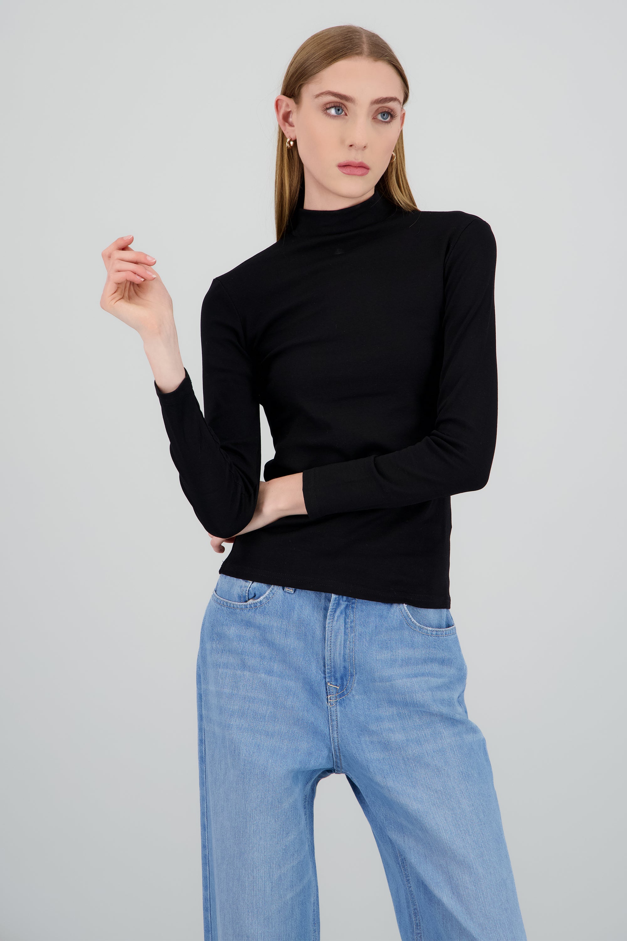 Top liso manga larga cuello alto NEGRO