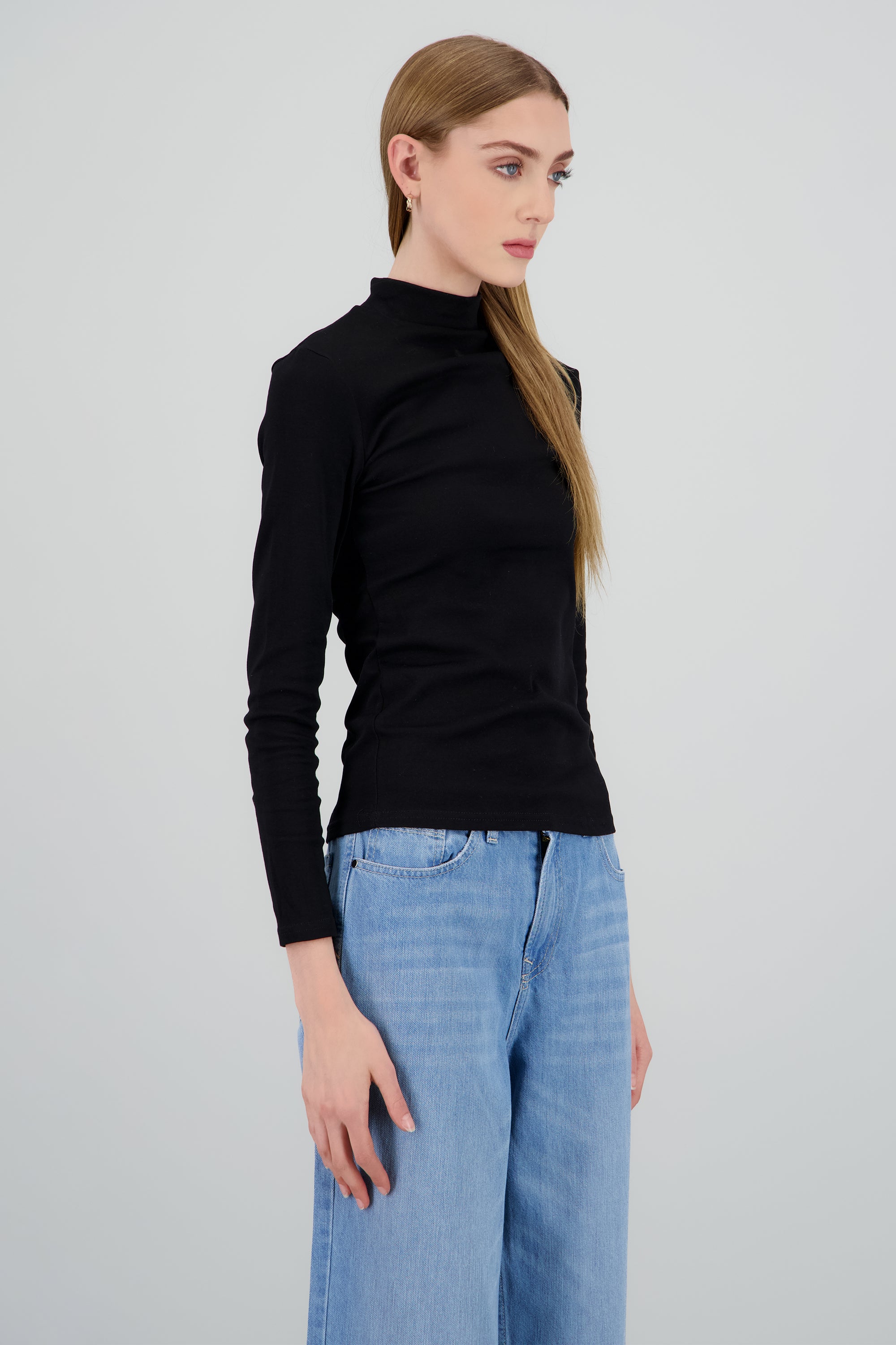 Top liso manga larga cuello alto NEGRO