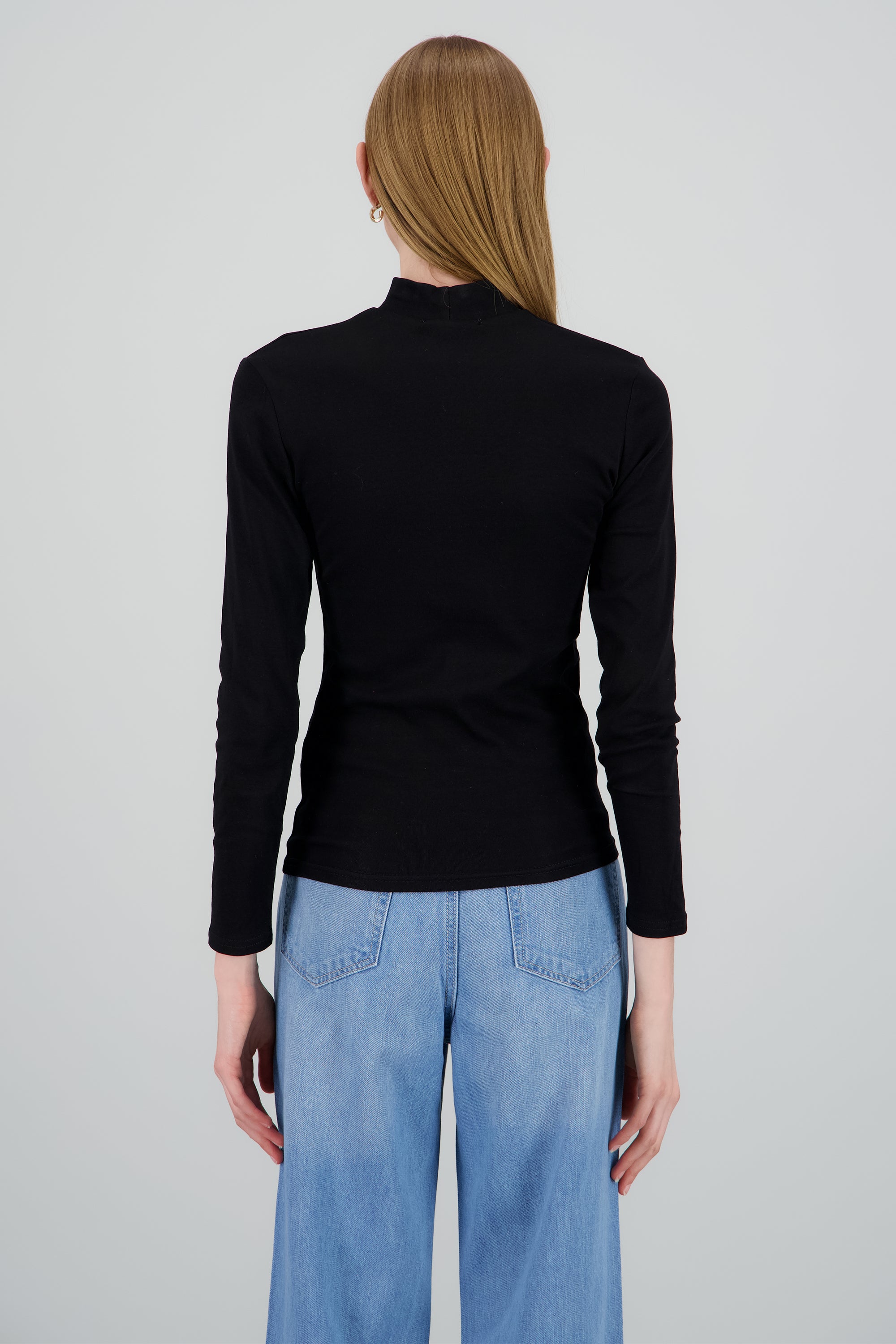 Top liso manga larga cuello alto NEGRO