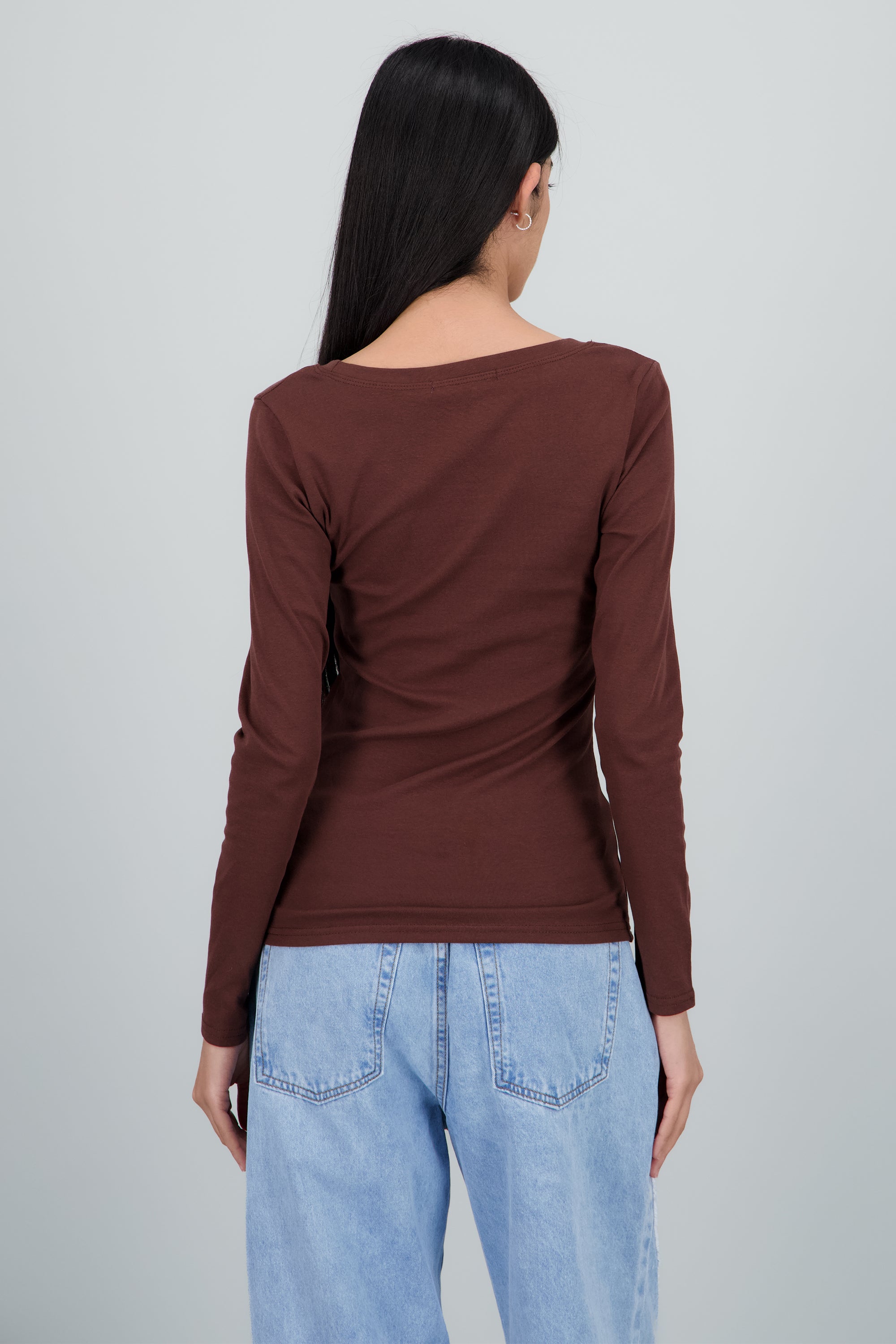 Top liso manga larga cuello redondo CHOCOLATE