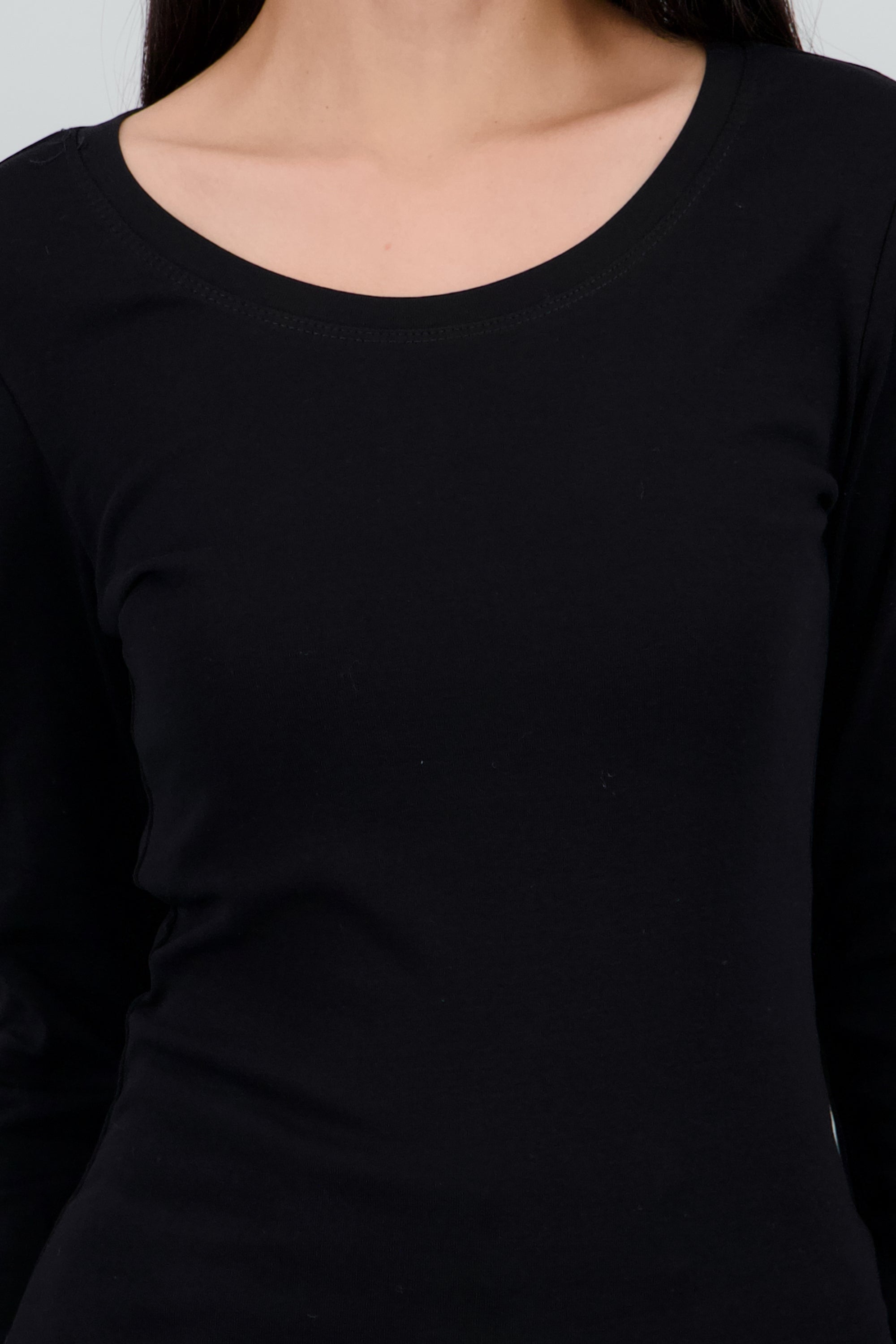 Top liso manga larga cuello redondo NEGRO