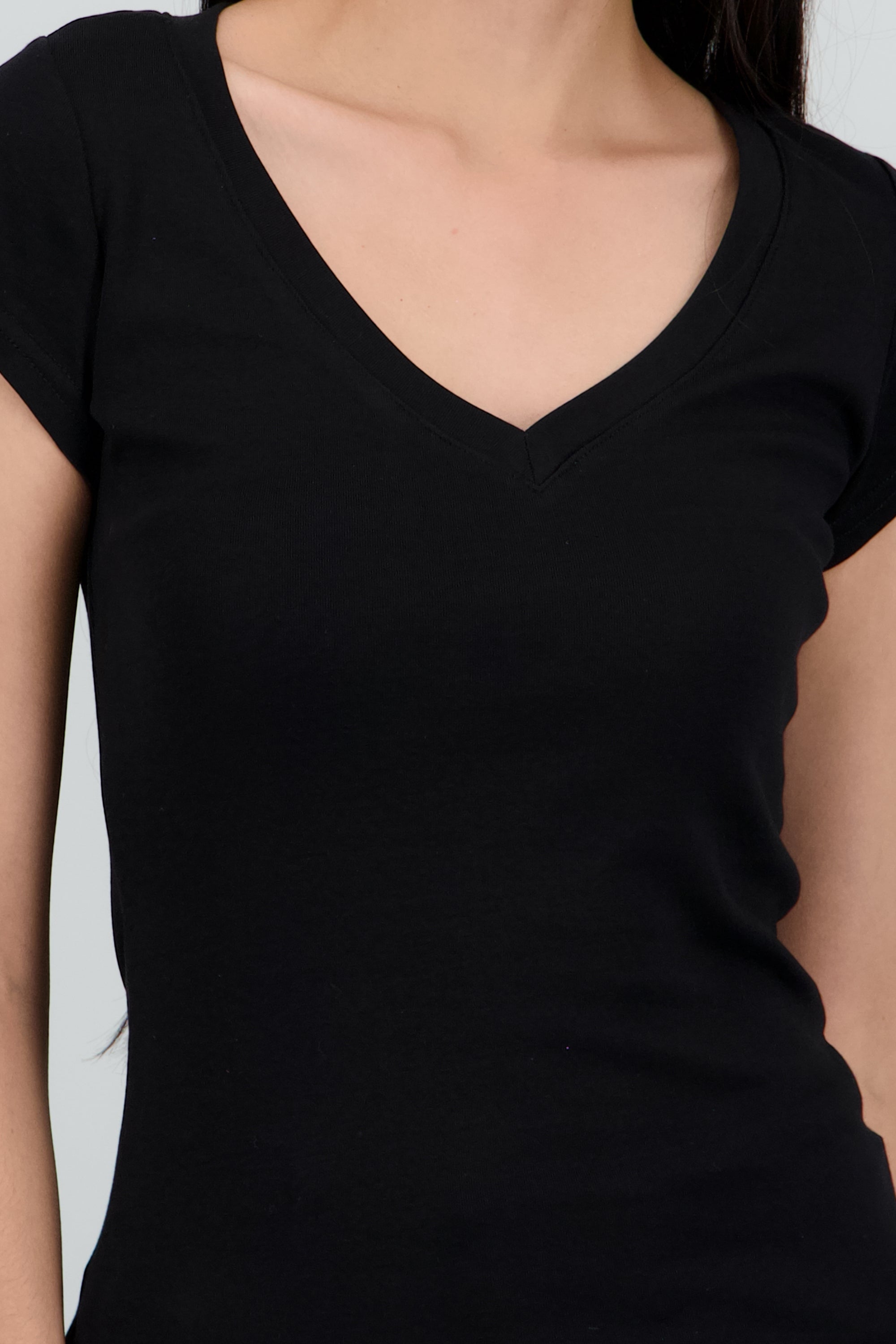 Playera lisa manga corta cuello v NEGRO