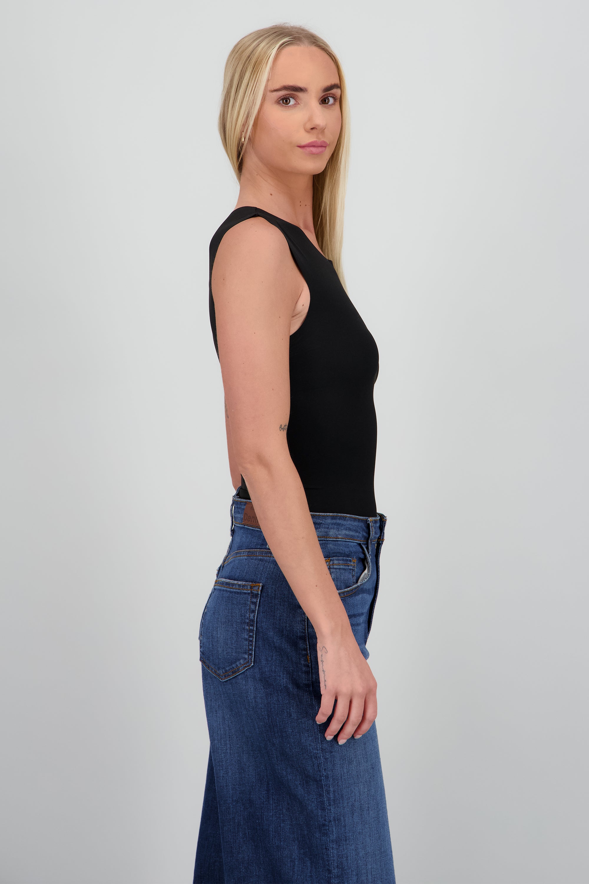 Bodysuit liso sin mangas cuello redondo NEGRO