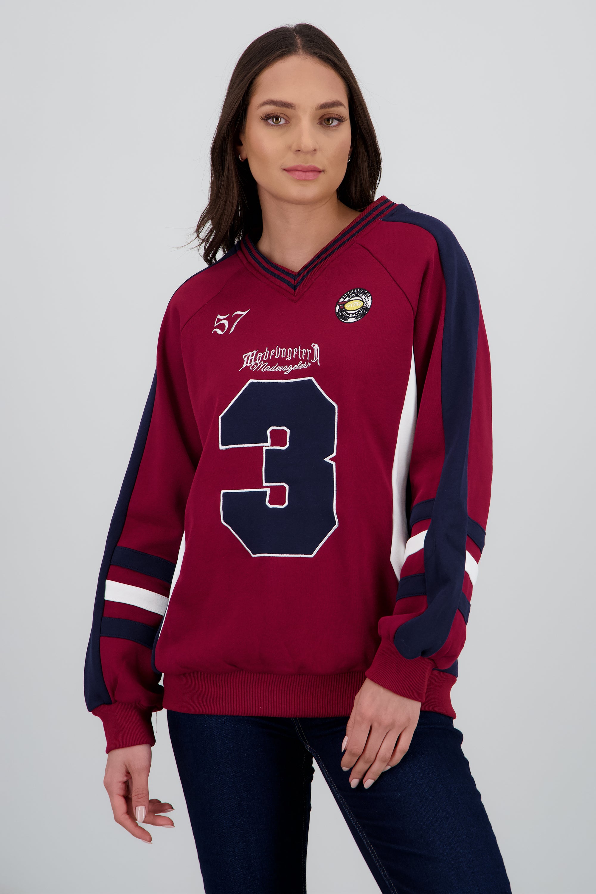 Sudadera detalle numero contraste CIRUELA