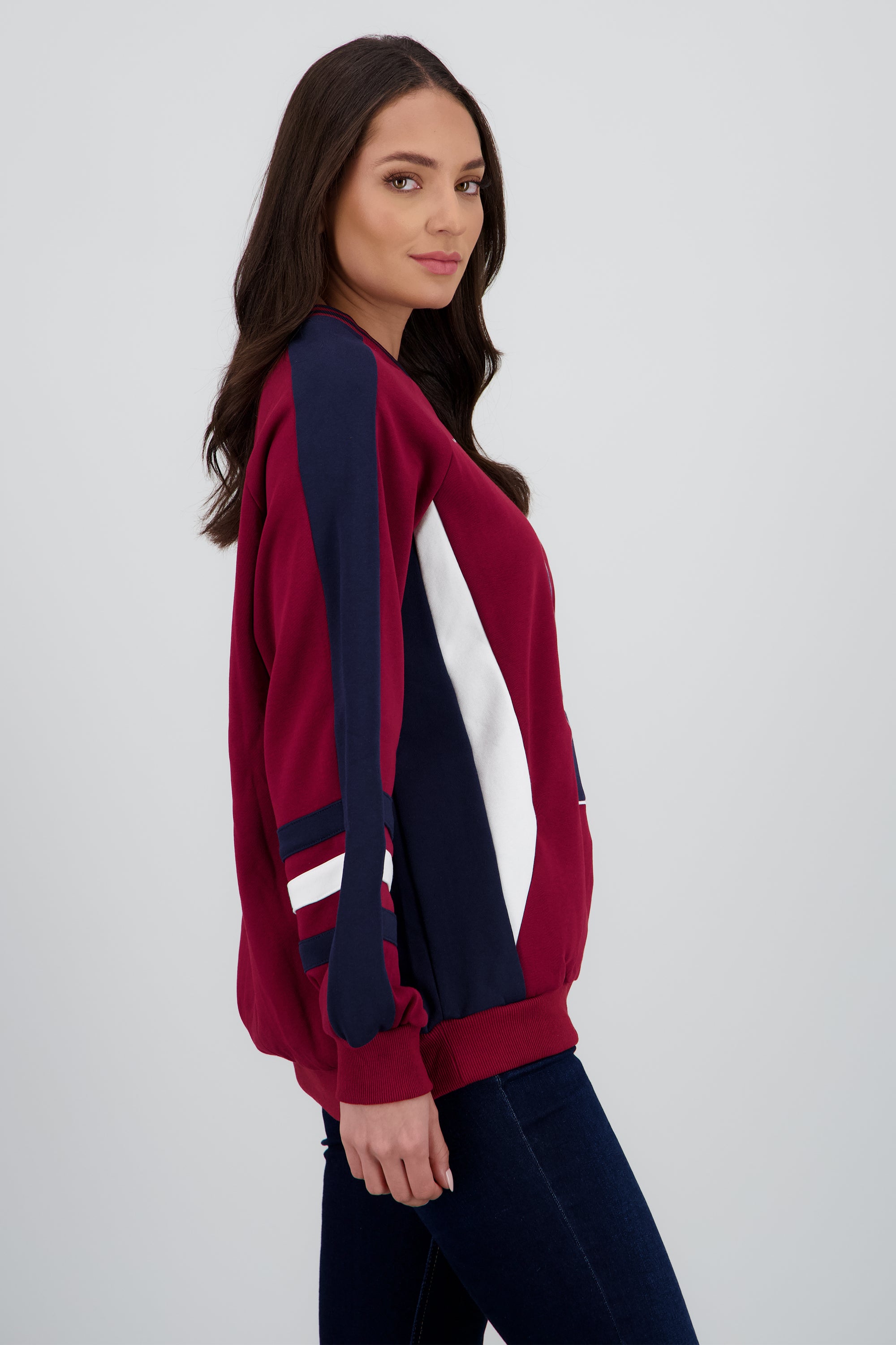 Sudadera detalle numero contraste CIRUELA