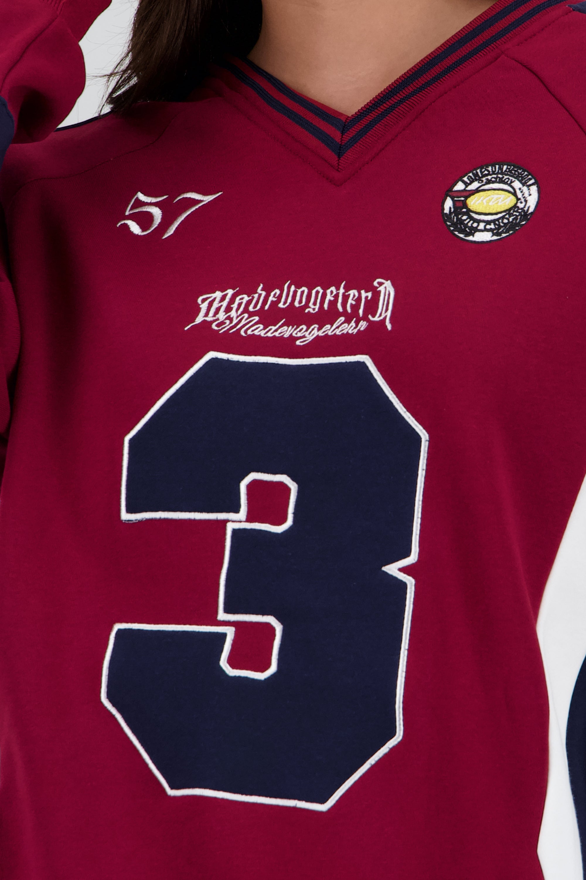 Sudadera detalle numero contraste CIRUELA