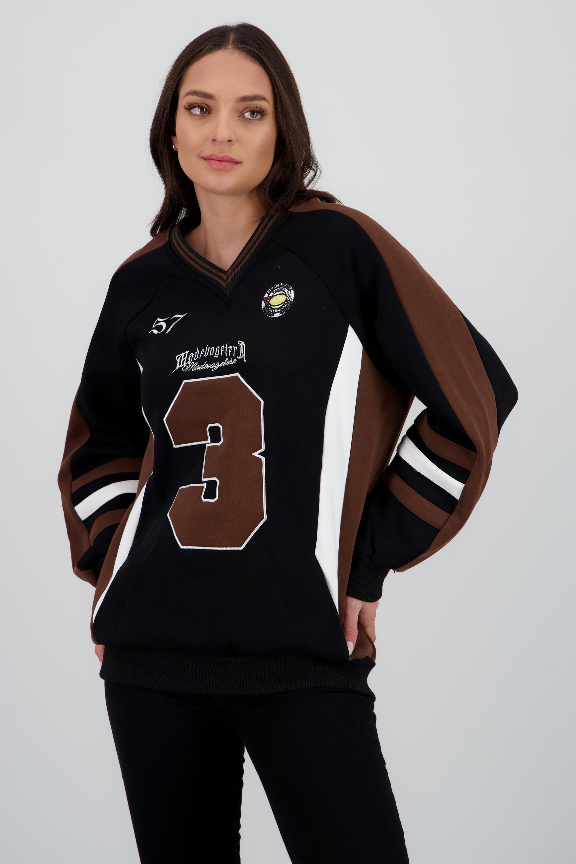 Sudadera detalle numero contraste CHOCOLATE