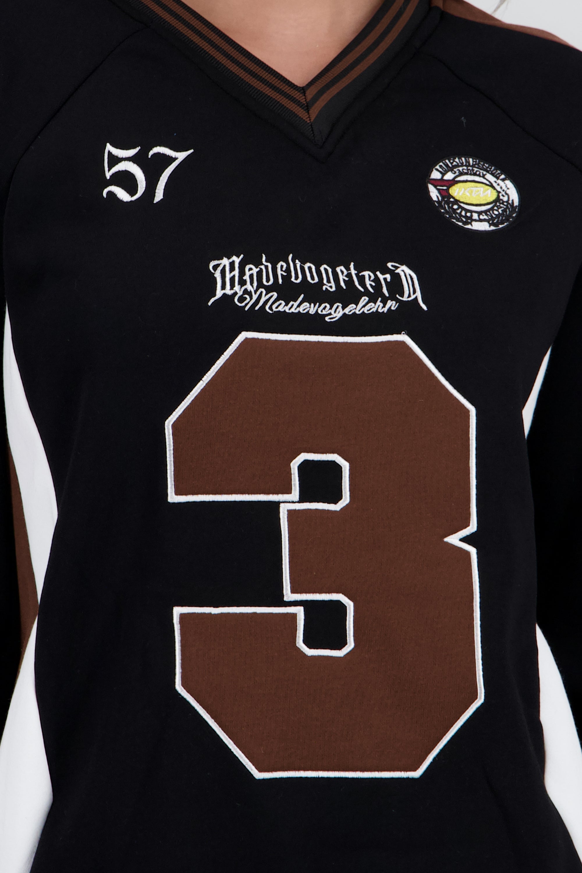 Sudadera detalle numero contraste CHOCOLATE