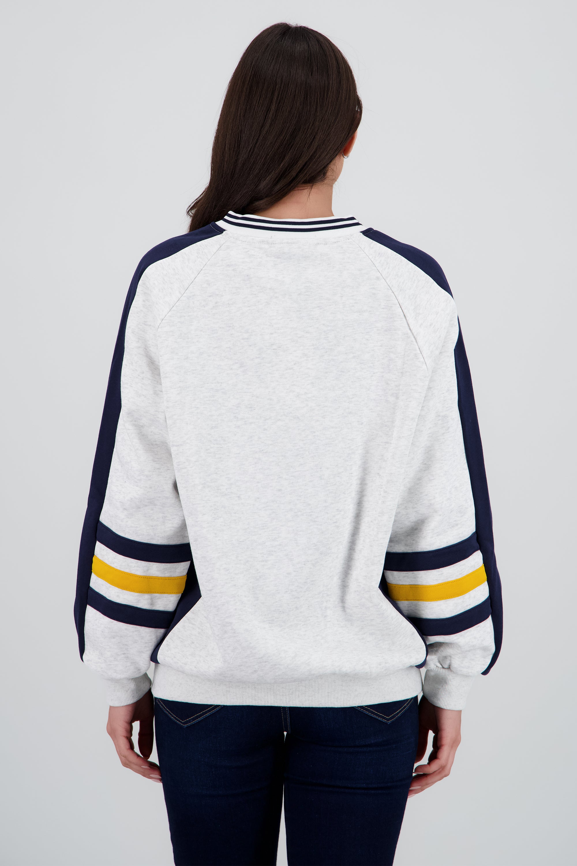 Sudadera detalle numero contraste GRIS