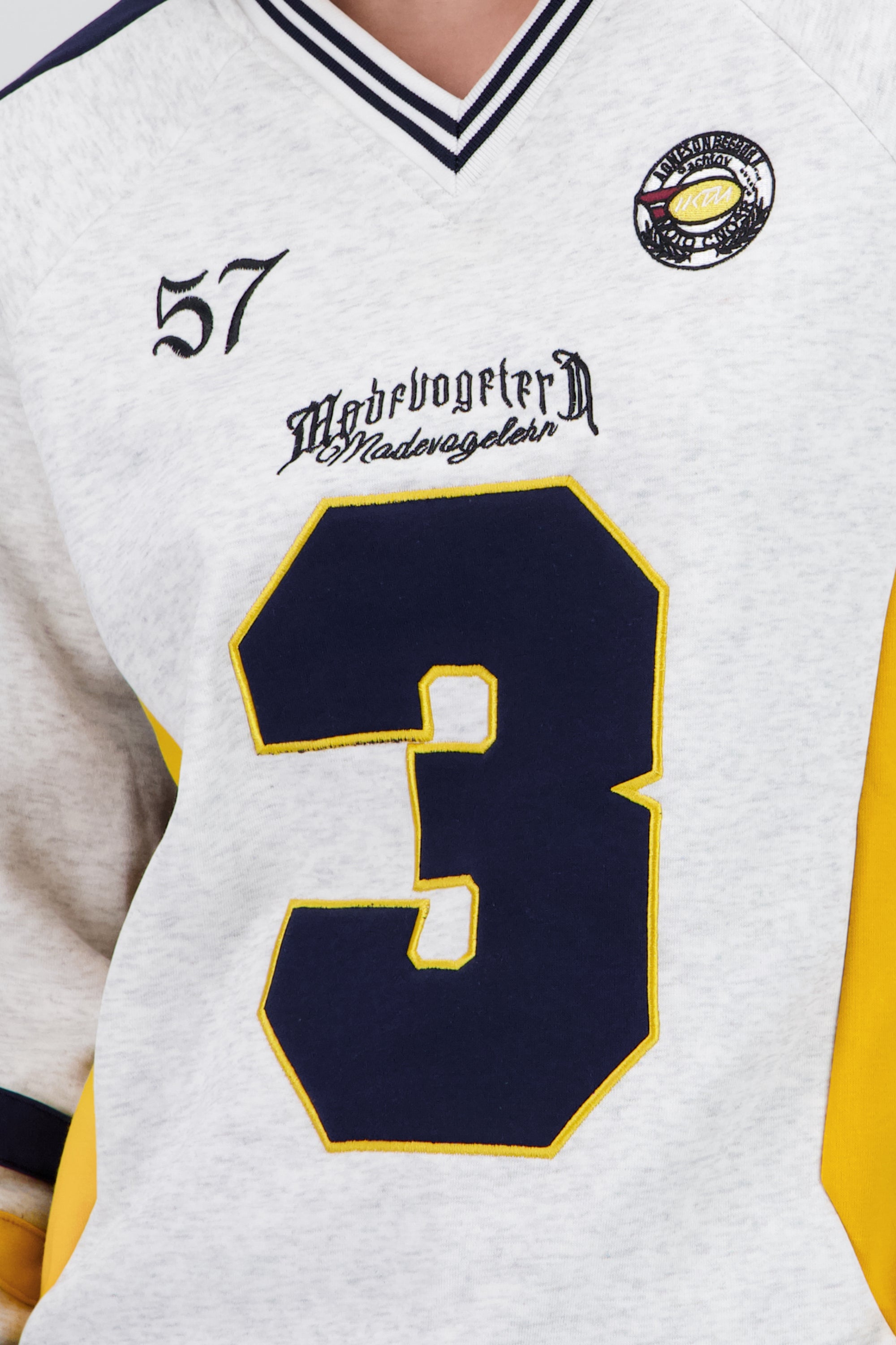 Sudadera detalle numero contraste GRIS