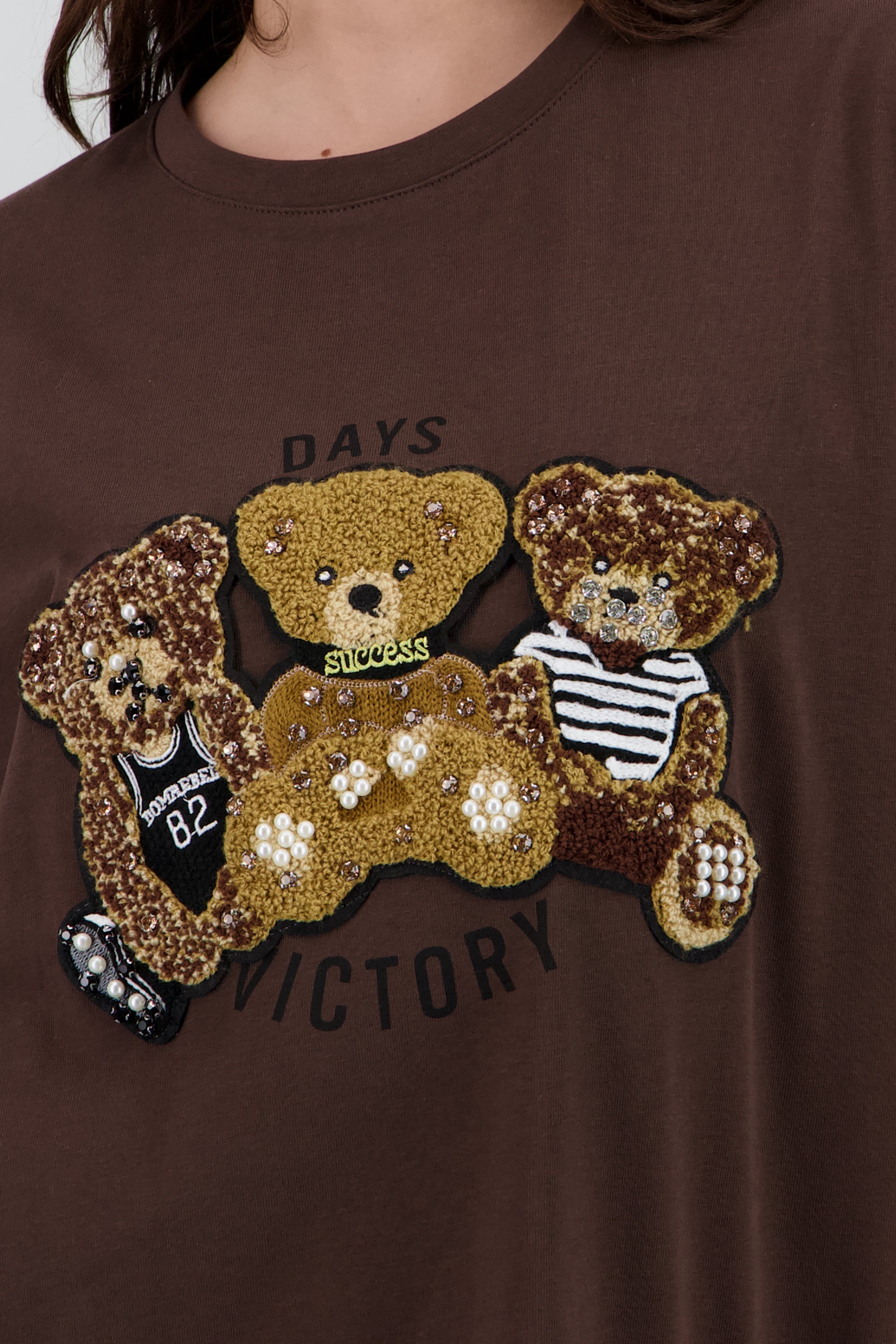 Playera manga corta detalle osos textura CHOCOLATE