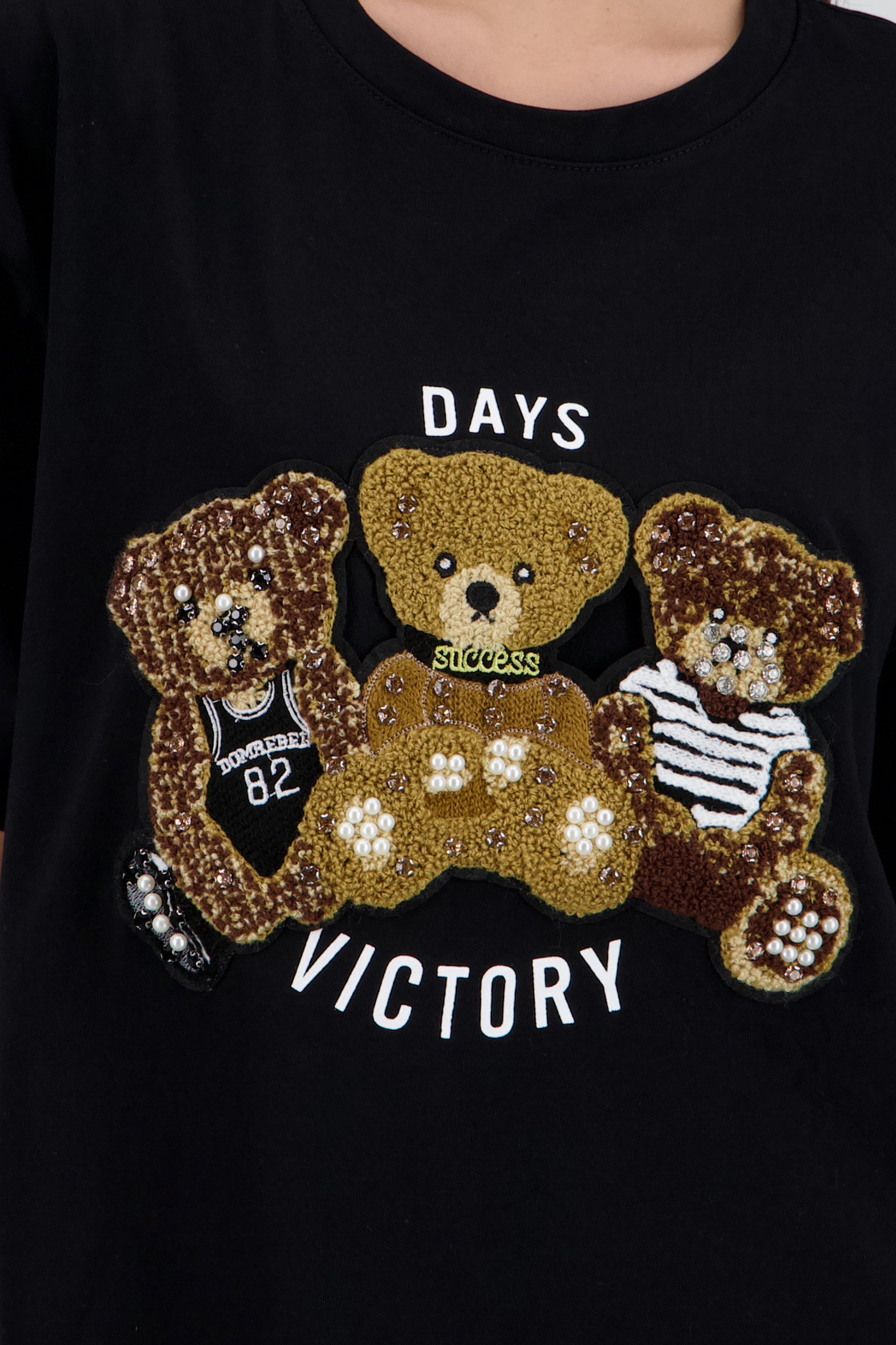 Playera manga corta detalle osos textura NEGRO