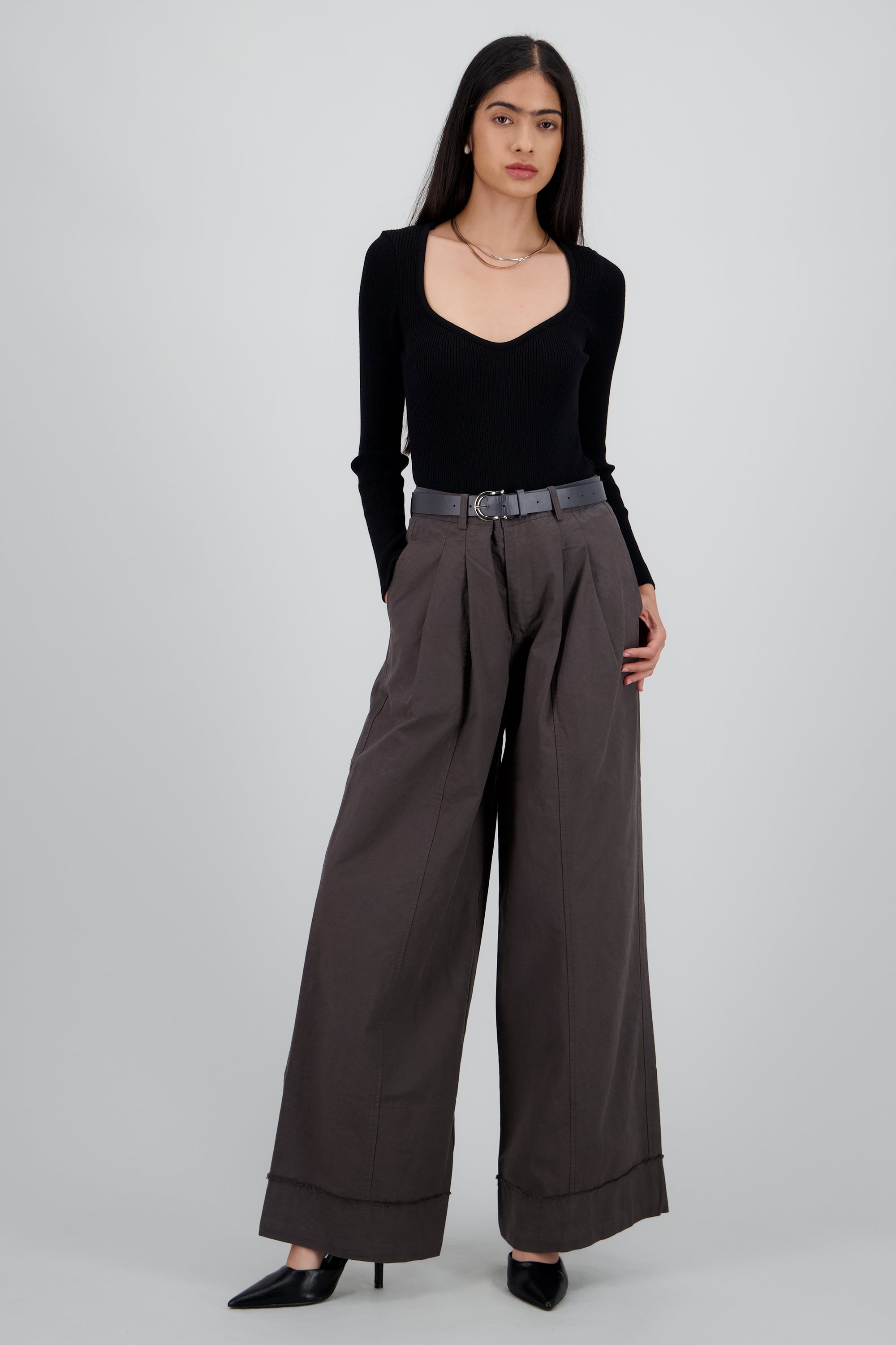 Pantalon amplio con cinturon GRIS