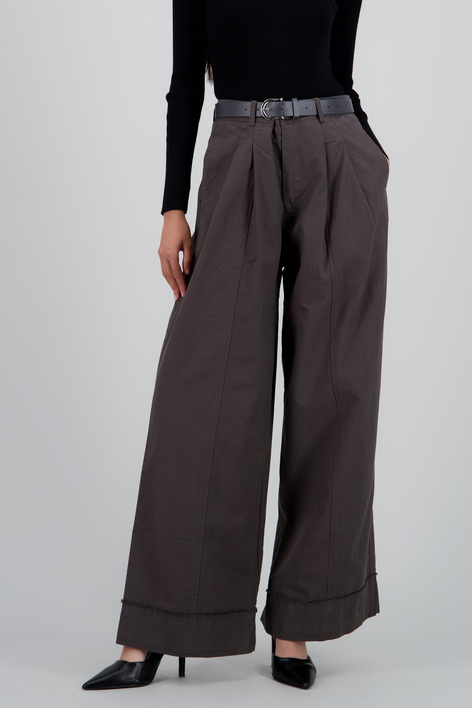 Pantalon amplio con cinturon GRIS