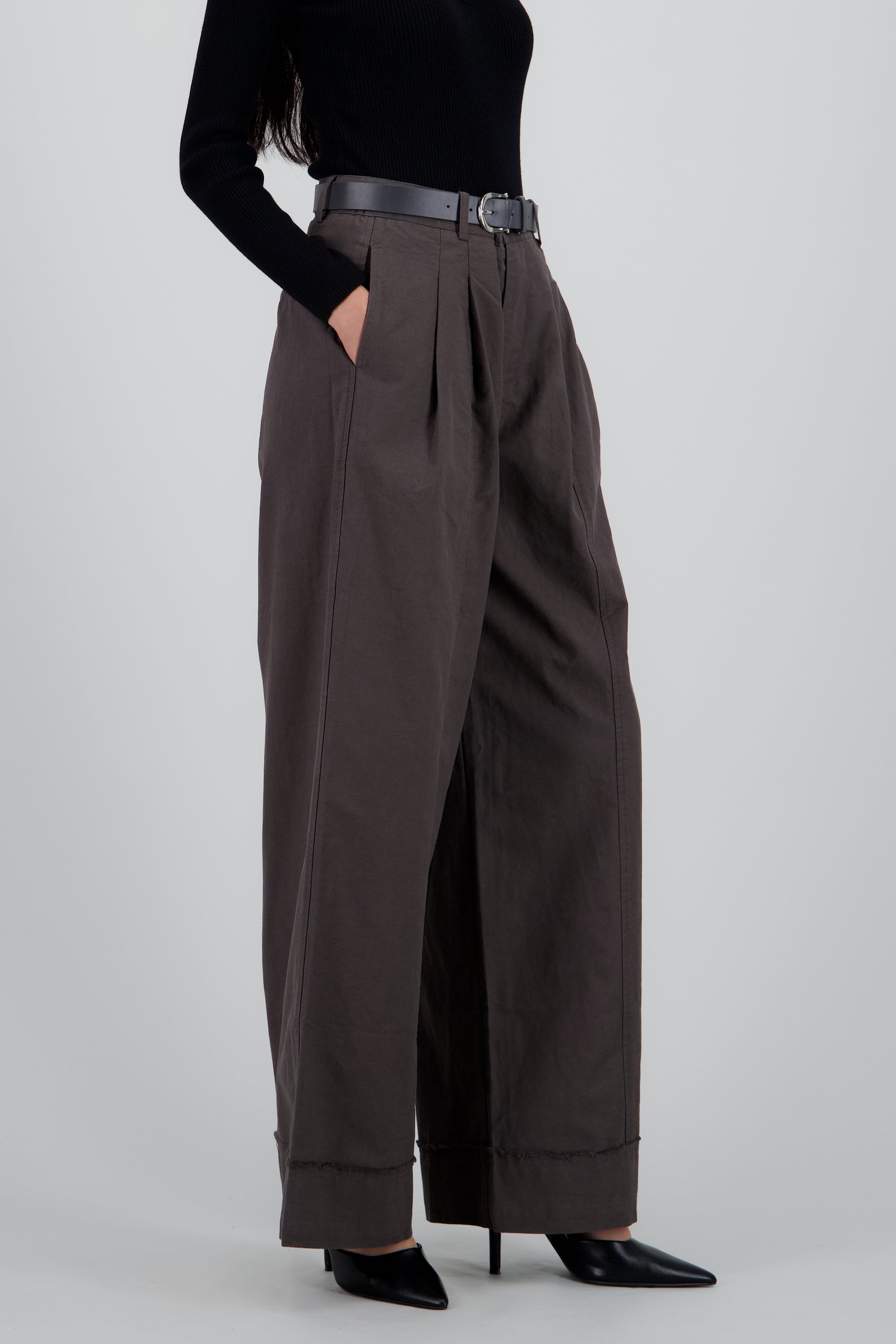 Pantalon amplio con cinturon GRIS