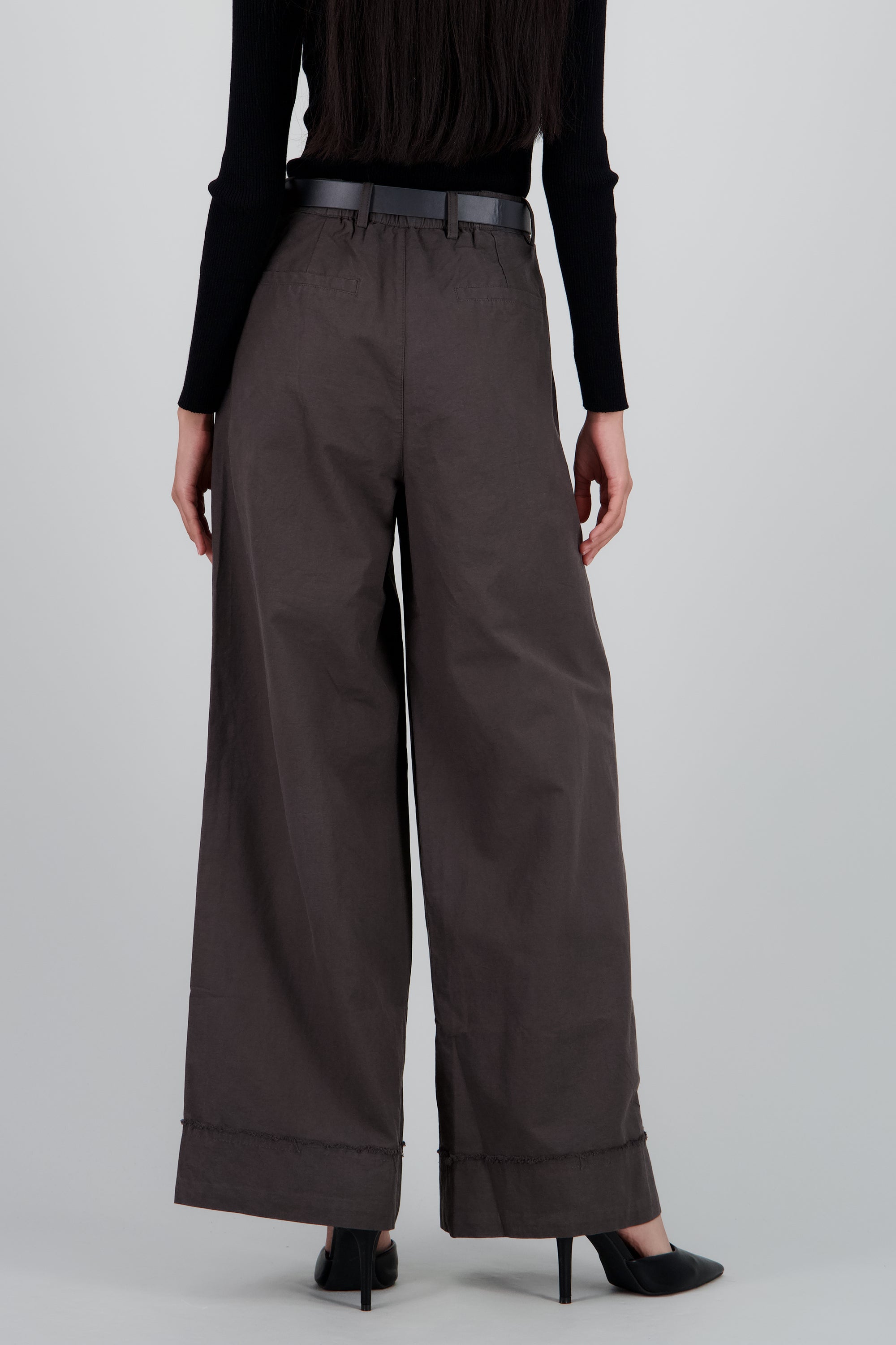 Pantalon amplio con cinturon GRIS