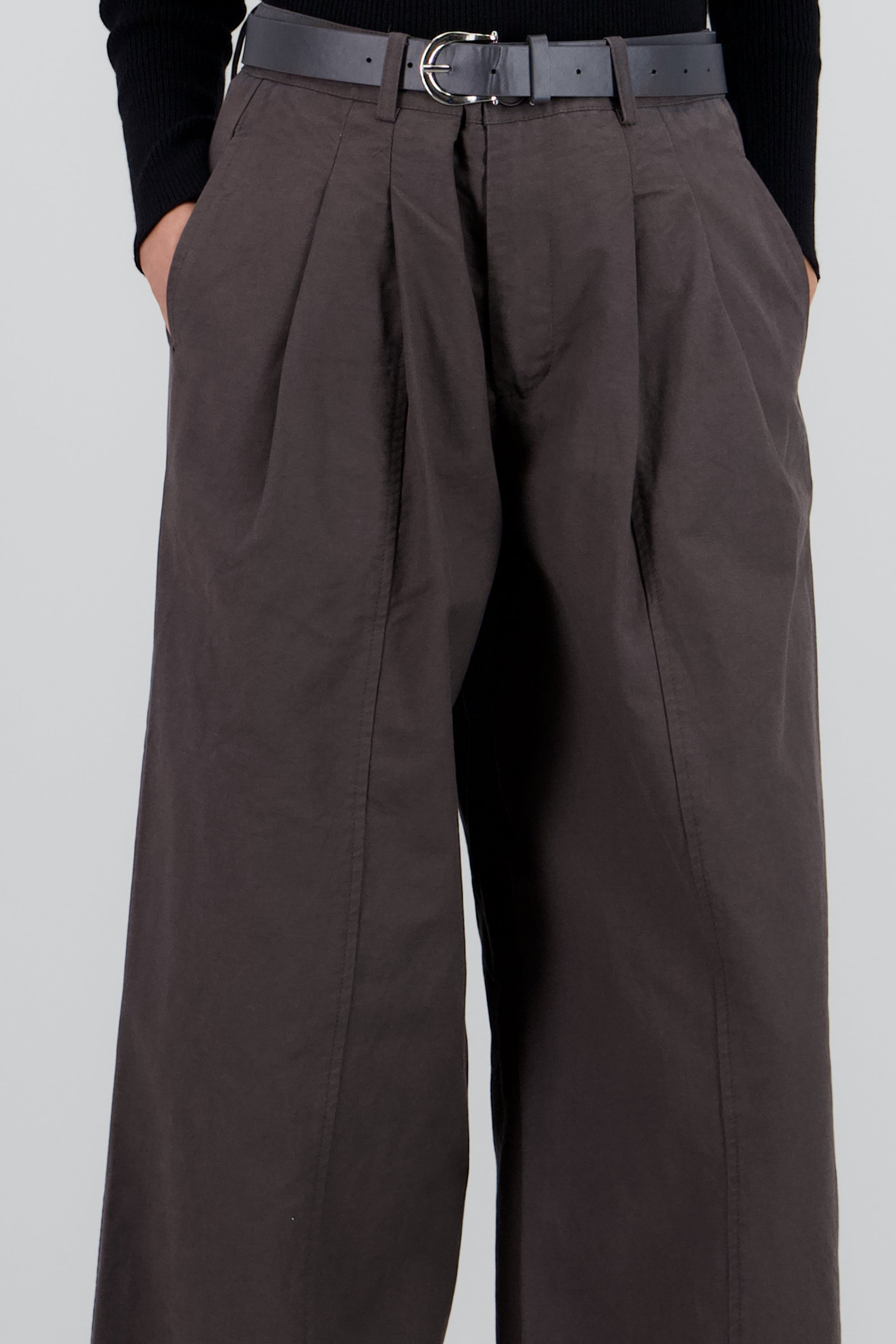 Pantalon amplio con cinturon GRIS