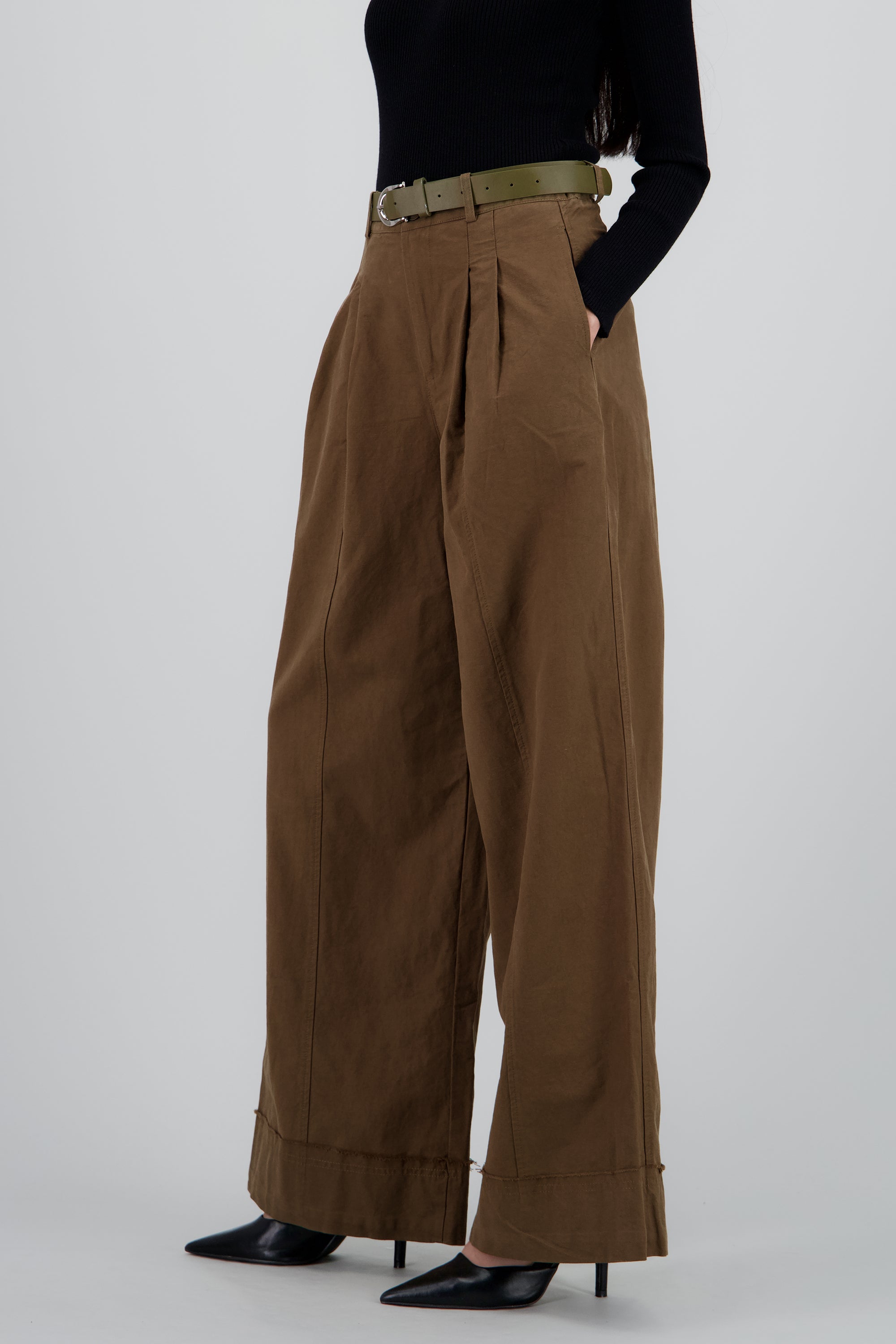 Pantalon amplio con cinturon OLIVO