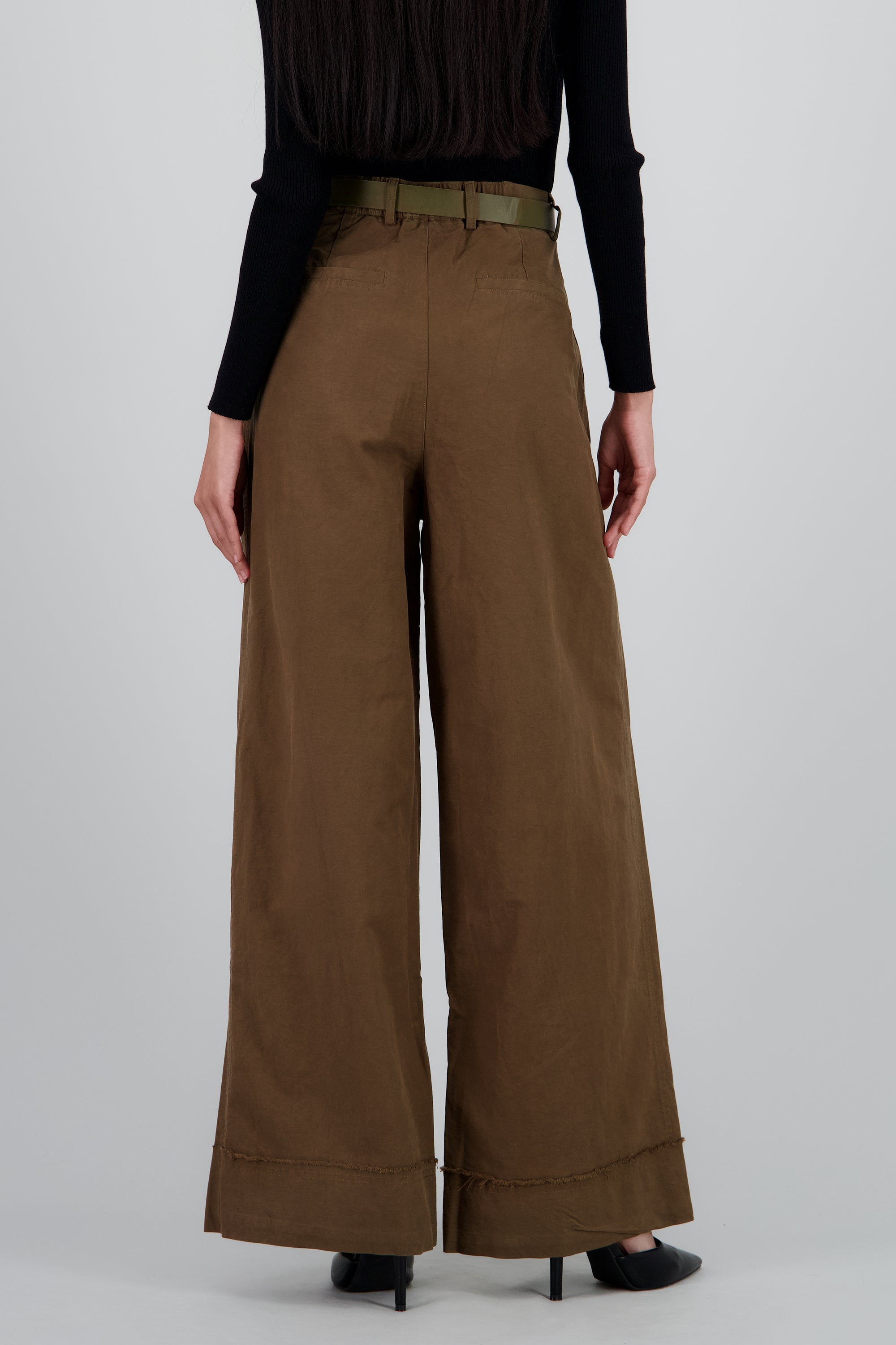 Pantalon amplio con cinturon OLIVO