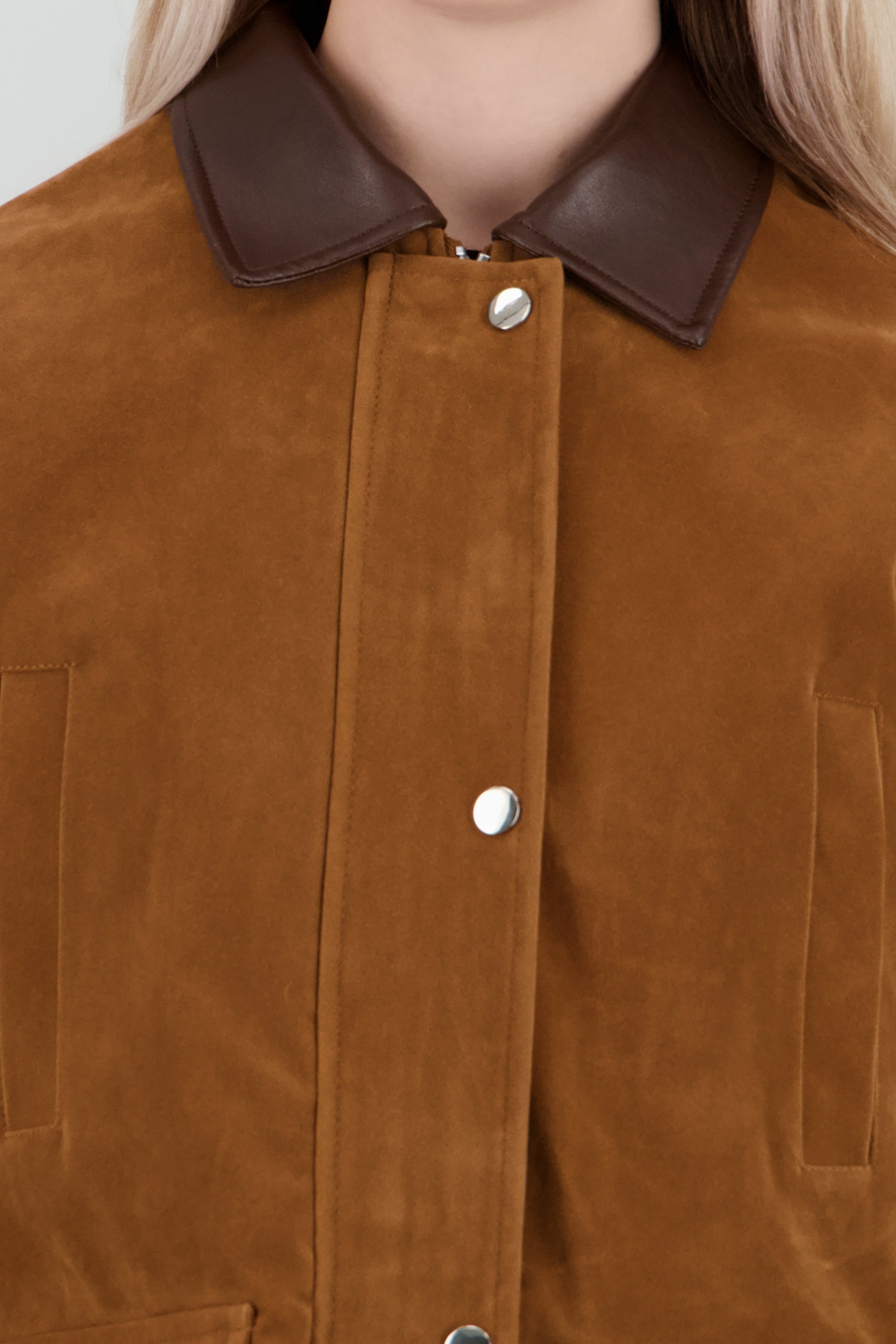 cazadora antelina cuello contraste efecto piel CAMELLO