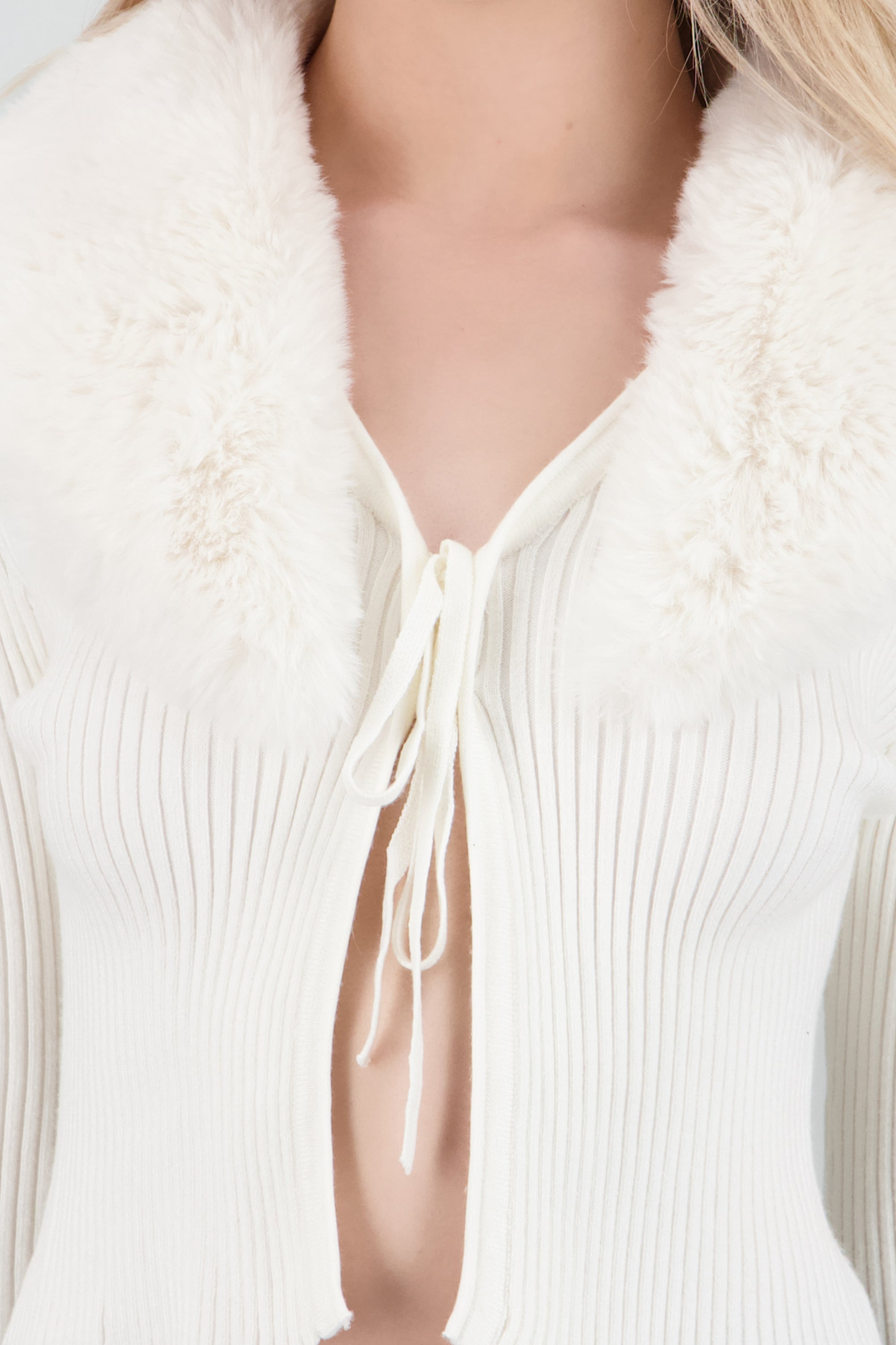 Cardigan detalle pelo cuello CREMA