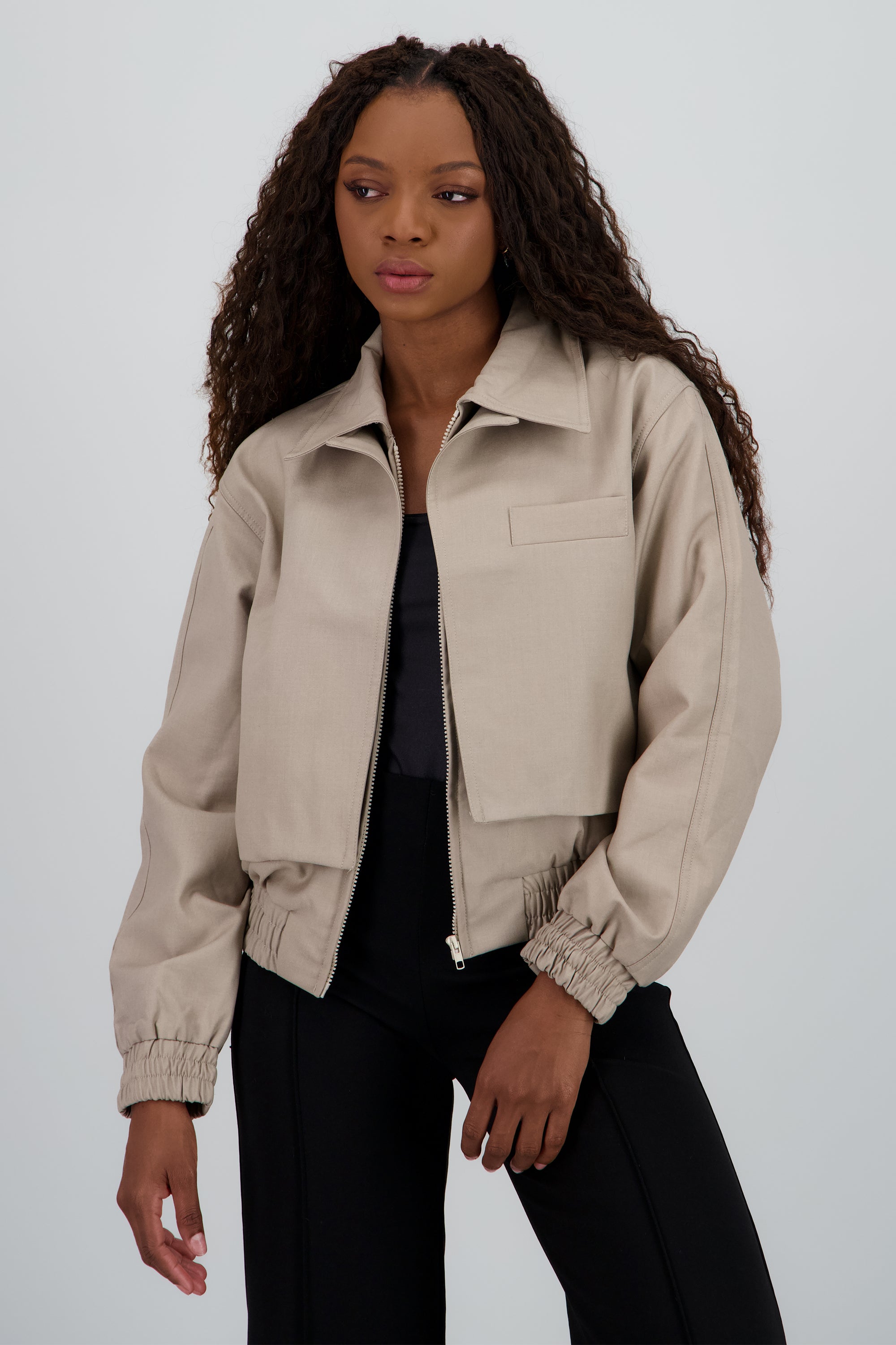 Chamarra lisa detalle cuello BEIGE